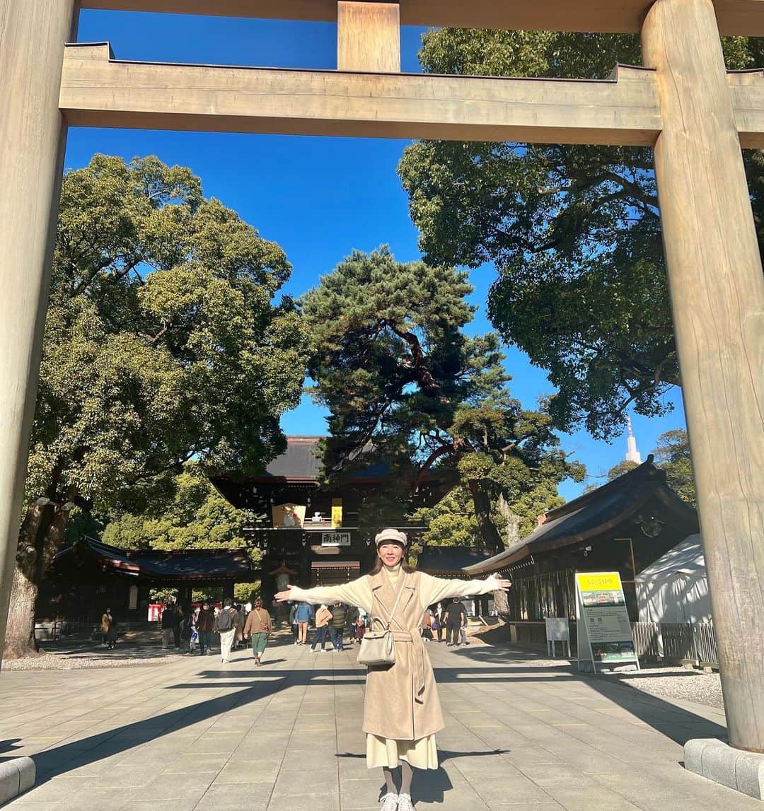 君島十和子さんのインスタグラム写真 - (君島十和子Instagram)「今年買ったキャスケットを被って明治神宮へ。  1年の御礼を申し上げて来ました。  鳥居の下にて写真を撮ると、娘には 「…ふしぎ発見！！みたいだよ😓」と言われてます。  参道は往復で15分程度ですが、砂利道を歩くって結構キツかった💦💦  #年末年始の過ごし方 #明治神宮 #大晦日は大変な人出 #グレージュ #キャスケット #後ろから見ると #この後店舗にも #ftcbeauty  #君島十和子」12月29日 17時12分 - ftcbeauty.official