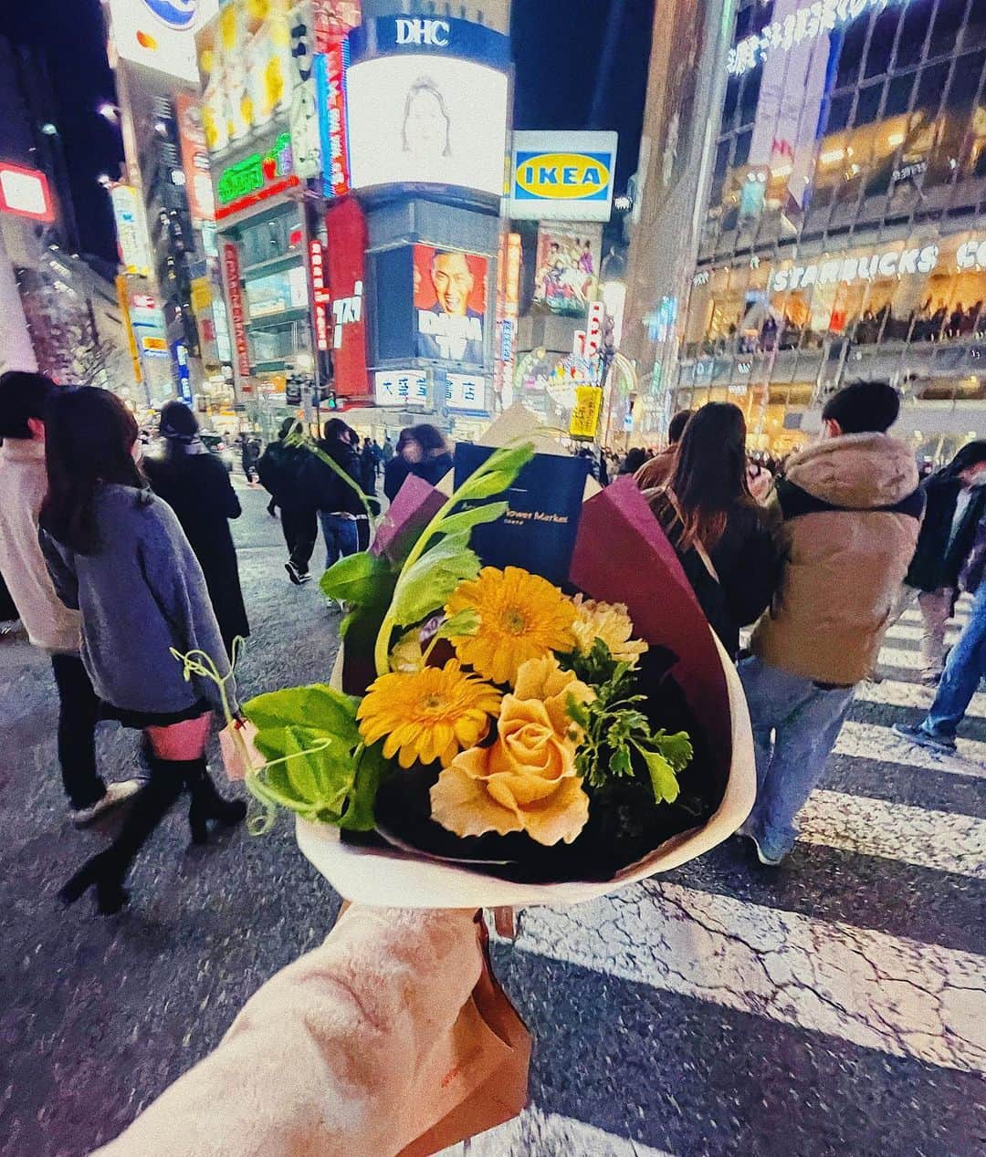 吉田知那美さんのインスタグラム写真 - (吉田知那美Instagram)「Only one bouquet in the Tokyo scramble crowd💐🗼  #おめでとうじゃなくてお疲れさまのブーケ」12月29日 17時26分 - chinami1991