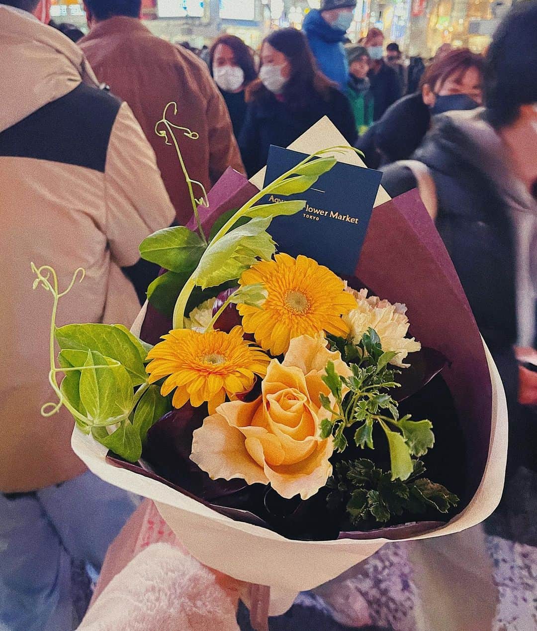 吉田知那美さんのインスタグラム写真 - (吉田知那美Instagram)「Only one bouquet in the Tokyo scramble crowd💐🗼  #おめでとうじゃなくてお疲れさまのブーケ」12月29日 17時26分 - chinami1991