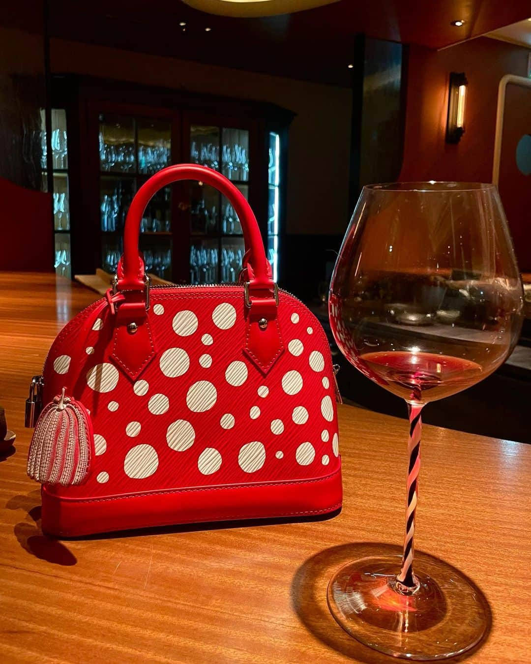 丹羽仁希さんのインスタグラム写真 - (丹羽仁希Instagram)「大好きなワインバー🍷  With my new bag @louisvuitton ♡  Louisvuitton × yayoi kusama ❤️ #lvxyayoikusama #louisvuitton」12月29日 17時42分 - __niki22