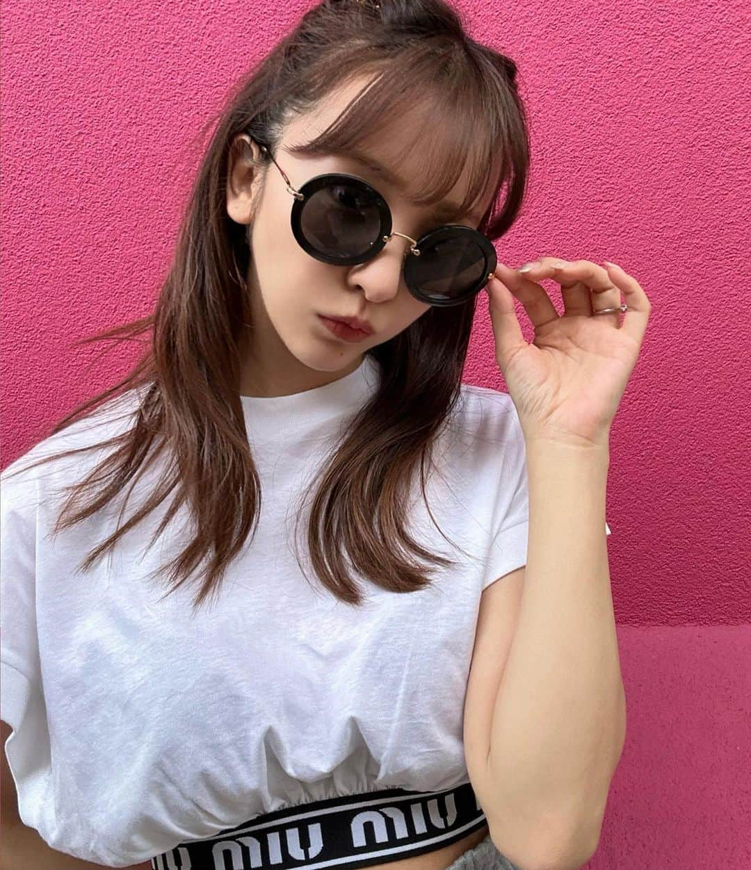 板野友美さんのインスタグラム写真 - (板野友美Instagram)「🩰🎀🧴‎🎟🦩  CELINEのヘアクリップで アレンジしてみた🫶🏻  @yuyanara とのヘアアレンジYouTubeもみてねꪔ̤̥ ‎  #Hawaii #思い出 #ヤクルト優勝旅行 #Fashion」12月29日 18時03分 - tomo.i_0703