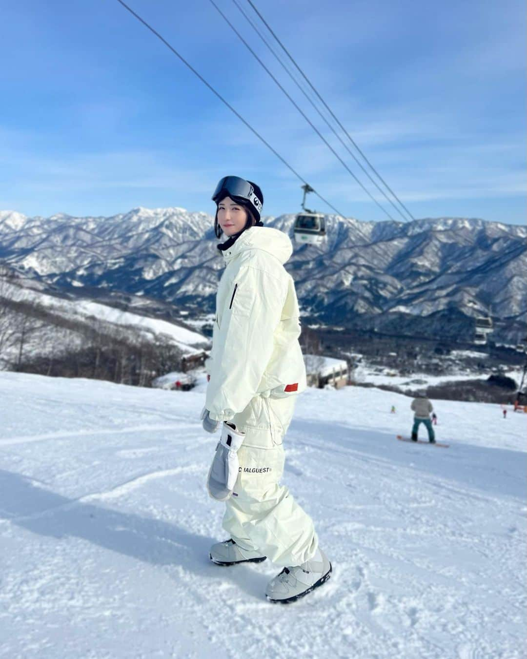 伊藤愛真さんのインスタグラム写真 - (伊藤愛真Instagram)「天気良すぎの白馬は最高だった🤍 最後は雪も降ってきた☺️ この前リバースターン練習し始めた！ また白馬いきたいなあ、、！！  ポコチャ今日は22時からやるよ🤞🏻 . . .  #スノボ女子#スノボ#スノボコーデ#スノーボード#スノーボード女子#スノーボードウェア#スノボウェア#snowboardwear#snowboarding#snowboard#ootd#스노보드#스노보드복#스키복」12月29日 18時26分 - __emagram