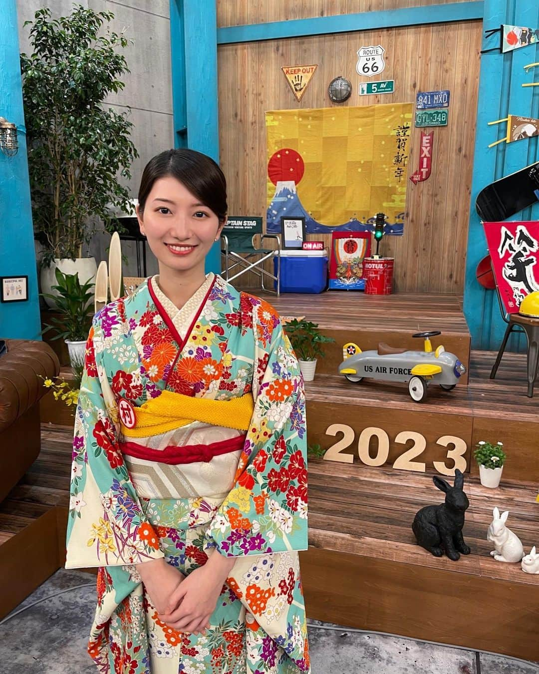 吉村恵里子さんのインスタグラム写真 - (吉村恵里子Instagram)「・ まだ2022年ですし、少し気が早いですが告知させてください！  「集まれ！内村と○○の会 新春SP🎍」 １月２日(月)  ２１時から☺︎  今回"吉村"という名前のご縁から、 「村の会」のメンバーとして進行を させていただきました！☺️  初めてのバラエティ進行でしたが、 すごく楽しくて終始笑いが止まらない収録でした。是非みなさんにみていただきたいです！  「集まれ！内村と○○の会 新春SP🎍」 １月２日(月)  ２１時からです！  年明けの月曜日、のんびり 是非ご覧ください😊 私も家でゆっくり楽しく観ます☺️  #2023年 #村の会 #バラエティ　 #楽しい収録でした #早めの告知すみません #是非ご覧ください」12月29日 19時22分 - yoshimura_eriko