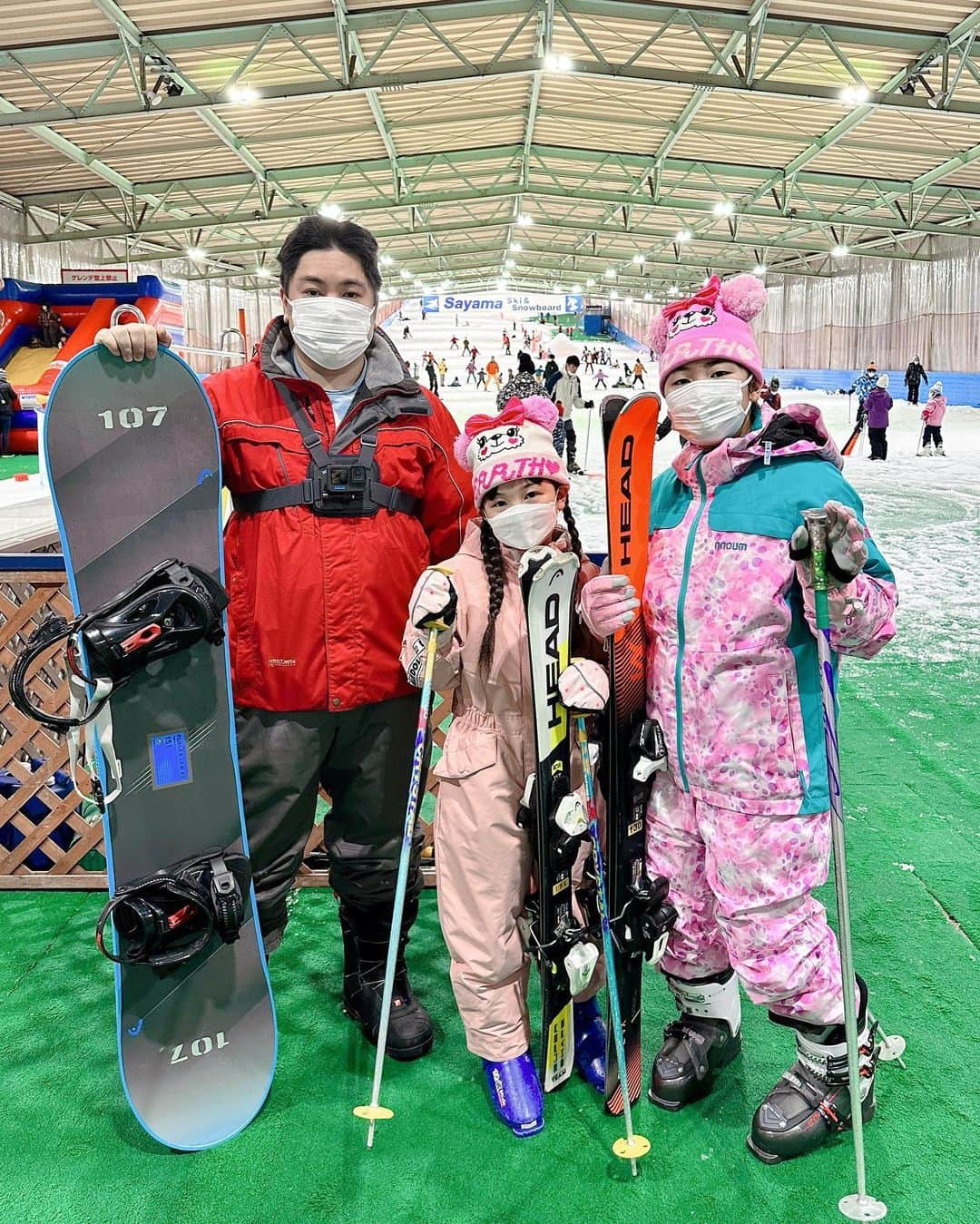 はねまりさんのインスタグラム写真 - (はねまりInstagram)「スキースタイル🎿 スキー場に行きました✌️はねちゃんは去年スキー合宿に行ったから、経験者😊。パパとまりちゃんは初めてだから、転びまくった😅 埼玉にある狭山スキー場、東京から近い、フル装備レンタルができ、手ぶらで行けます😊ちびっ子ちゃんが遊べるコーナーもあります。 ファミリーにおすすめです😊  #狭山スキー場 #はねまり #はねまりチャンネル #ユーチューバー #子連れ #子連れお出かけ #子連れスポット #ファッション #小学生 #js5 #js3 #babydoll」12月29日 20時44分 - hanemarisworld