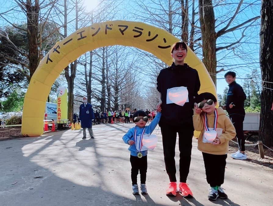 安田美沙子さんのインスタグラム写真 - (安田美沙子Instagram)「イヤーエンドマラソンにて 走り納め。。。  息子たちもパパと走り、沿道のあったかい拍手を貰い、次男もはじめての感覚を味わったようで、ニヤっとしていました。  沢山の速いランナーのみなさんが、うちのちびっこに頑張れの拍手を。。  それだけで胸いっぱいです。 感謝です。  長男は昨年末より、大分速くなって、成長したなと。 メンタルも強くなった！ ママのことも大声で応援してくれた😭✨  貴重な経験が出来たね🌈  やっぱりランは人生と似てると言うけれど、改めてほんとにそうだなと思う。  坂道が頑張れるのは、その向こうに終わりがあるのを知ってるから。  辛い時ほど、諦めずに出し切った方が、最高に気持ちがいい！  銀杏の香りさえ愛おしく思えて、生きてるな！って言う感じがしました。  たかが10K、されど10K。 2022ラストランにふさわしい、前しか見ないランができた！ (完全に木村コーチのおかげ)  息子たちも頑張ったから頑張ろうね！と来たら(がんばらないわけない)  家族で毎年恒例のイヤーエンドマラソン。  また来年も、元気に出場するぞ！走り続けるぞ！  #run #yearend #昭和記念公園 #走り納め　#brothers #runner #mama #親子ラン #走ることに感謝 #ゴール直後にパチリ @hereiam.official #biber」12月29日 21時03分 - yasuda_misako