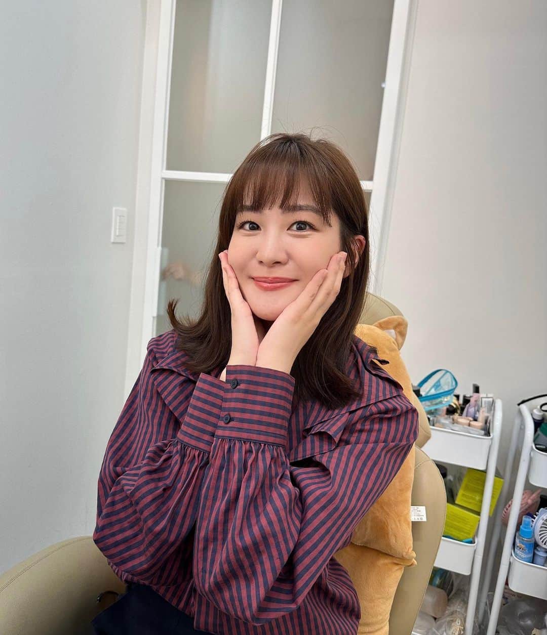 林美桜さんのインスタグラム写真 - (林美桜Instagram)「. 自己満足で続けます🙇‍♀️ 韓国一人旅🇰🇷最後です 〜3日目〜 1〜4）憧れのBit&BooTへ#bitboot なによりもなによりも K-POPアーティストが好きな私は、 どうしても、アイドル気分を味わってみたかった🥺 その夢を叶えるため！！ #TWICE ちゃんたちが通うかの有名な美容室へ （韓国のアイドルちゃんたちは、 美容室でメイクも髪もセットして仕事に向かうんですよ！） 何回もYouTubeで見た景色が広がっていて感動😭  「これから予定があるので、薄めのTWICEでお願いします」とお願いしました。笑  特に涙袋なんかはもう感激。 つけまつげつけてもらう瞬間なんかもう。 感極ってしまった。 丁寧にさまざまな工程を経て出来上がっていく顔… 最高‼️自分の顔に拍手しちゃう。 （たぶん絶対メイクさん引いてた） ※隠し撮りみたいな画角なんですが（笑） 写真の許可はとりました🙇‍♀️ . . 5〜9）#狎鴎亭#압구정 薄めのTWICEは（🙇‍♀️） 韓国人のお友達に韓国のおしゃれスポットを 案内してもらいました🙇‍♀️ このカフェは特に大人気！#nudake  この羊もアスパラの刺さった何かも全部食べ物。 最先端の最を極めてる🥹（味はとっても美味しい） 　 街中にあるファーマーズマーケット こういうところで写真撮るとおしゃれだよと 教えてもらったり📷  そして年下の優しいお友達たちが 一緒にプリントシール機で撮りたいといってくれて 嬉しくて涙が出そうになっちゃった林。 韓国ではカメラを見るんじゃなくて、 自分が写っている下の画面をみるのが正解みたいでした！（がっつりカメラ目線だった人😉） 私のせいでダサくなっちゃって本当ごめんねでした😇 久しぶり感がすごい😉😉😉 宝物  街を案内してもらい今の韓国の若い方達の楽しみ方を色々教えてもらったのでした✌️  サムギョプサル食べました  〜4日目〜 10）帰り 遅刻ギリッギリなのに、 #BTS のみなさんと写真を撮り （RMさんに肩組んでもらってるように見える角度こだわり抜いた） 空港では出国する有名人がいないかしっかり隅々まで目を凝らし、 で、帰りました👋  本当に本当にたくさんの方に感謝な韓国一人旅でした🥹 楽しかったな🥹🫶 また行きたいな☺️次は1日目みたいに時間無駄にしたくないな😇 稚拙な文章なのに読んでくださった方ありがとうございました🙇‍♀️  #韓国旅行#한국여행 #韓国#한국#韓国旅#旅行#여행#一人旅#韓国ファッション #韓国メイク#韓国すきな人と繋がりたい」12月29日 22時12分 - miou0hayashi