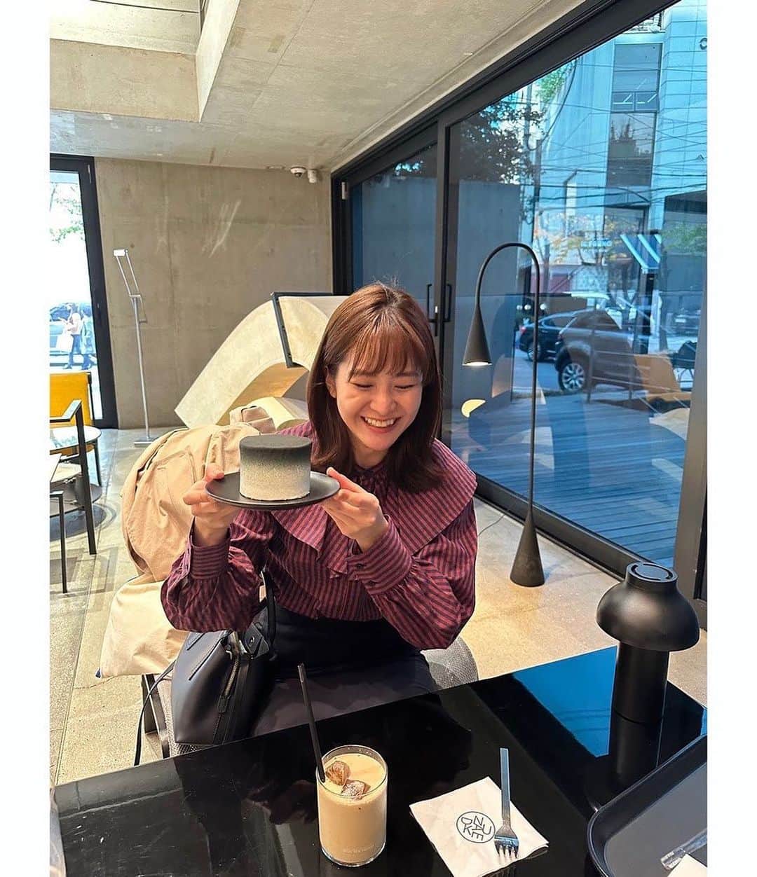林美桜さんのインスタグラム写真 - (林美桜Instagram)「. 自己満足で続けます🙇‍♀️ 韓国一人旅🇰🇷最後です 〜3日目〜 1〜4）憧れのBit&BooTへ#bitboot なによりもなによりも K-POPアーティストが好きな私は、 どうしても、アイドル気分を味わってみたかった🥺 その夢を叶えるため！！ #TWICE ちゃんたちが通うかの有名な美容室へ （韓国のアイドルちゃんたちは、 美容室でメイクも髪もセットして仕事に向かうんですよ！） 何回もYouTubeで見た景色が広がっていて感動😭  「これから予定があるので、薄めのTWICEでお願いします」とお願いしました。笑  特に涙袋なんかはもう感激。 つけまつげつけてもらう瞬間なんかもう。 感極ってしまった。 丁寧にさまざまな工程を経て出来上がっていく顔… 最高‼️自分の顔に拍手しちゃう。 （たぶん絶対メイクさん引いてた） ※隠し撮りみたいな画角なんですが（笑） 写真の許可はとりました🙇‍♀️ . . 5〜9）#狎鴎亭#압구정 薄めのTWICEは（🙇‍♀️） 韓国人のお友達に韓国のおしゃれスポットを 案内してもらいました🙇‍♀️ このカフェは特に大人気！#nudake  この羊もアスパラの刺さった何かも全部食べ物。 最先端の最を極めてる🥹（味はとっても美味しい） 　 街中にあるファーマーズマーケット こういうところで写真撮るとおしゃれだよと 教えてもらったり📷  そして年下の優しいお友達たちが 一緒にプリントシール機で撮りたいといってくれて 嬉しくて涙が出そうになっちゃった林。 韓国ではカメラを見るんじゃなくて、 自分が写っている下の画面をみるのが正解みたいでした！（がっつりカメラ目線だった人😉） 私のせいでダサくなっちゃって本当ごめんねでした😇 久しぶり感がすごい😉😉😉 宝物  街を案内してもらい今の韓国の若い方達の楽しみ方を色々教えてもらったのでした✌️  サムギョプサル食べました  〜4日目〜 10）帰り 遅刻ギリッギリなのに、 #BTS のみなさんと写真を撮り （RMさんに肩組んでもらってるように見える角度こだわり抜いた） 空港では出国する有名人がいないかしっかり隅々まで目を凝らし、 で、帰りました👋  本当に本当にたくさんの方に感謝な韓国一人旅でした🥹 楽しかったな🥹🫶 また行きたいな☺️次は1日目みたいに時間無駄にしたくないな😇 稚拙な文章なのに読んでくださった方ありがとうございました🙇‍♀️  #韓国旅行#한국여행 #韓国#한국#韓国旅#旅行#여행#一人旅#韓国ファッション #韓国メイク#韓国すきな人と繋がりたい」12月29日 22時12分 - miou0hayashi