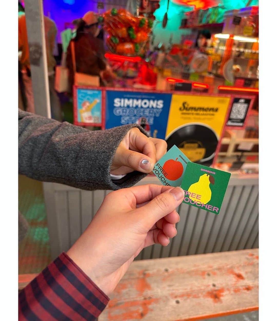 林美桜さんのインスタグラム写真 - (林美桜Instagram)「. 自己満足で続けます🙇‍♀️ 韓国一人旅🇰🇷最後です 〜3日目〜 1〜4）憧れのBit&BooTへ#bitboot なによりもなによりも K-POPアーティストが好きな私は、 どうしても、アイドル気分を味わってみたかった🥺 その夢を叶えるため！！ #TWICE ちゃんたちが通うかの有名な美容室へ （韓国のアイドルちゃんたちは、 美容室でメイクも髪もセットして仕事に向かうんですよ！） 何回もYouTubeで見た景色が広がっていて感動😭  「これから予定があるので、薄めのTWICEでお願いします」とお願いしました。笑  特に涙袋なんかはもう感激。 つけまつげつけてもらう瞬間なんかもう。 感極ってしまった。 丁寧にさまざまな工程を経て出来上がっていく顔… 最高‼️自分の顔に拍手しちゃう。 （たぶん絶対メイクさん引いてた） ※隠し撮りみたいな画角なんですが（笑） 写真の許可はとりました🙇‍♀️ . . 5〜9）#狎鴎亭#압구정 薄めのTWICEは（🙇‍♀️） 韓国人のお友達に韓国のおしゃれスポットを 案内してもらいました🙇‍♀️ このカフェは特に大人気！#nudake  この羊もアスパラの刺さった何かも全部食べ物。 最先端の最を極めてる🥹（味はとっても美味しい） 　 街中にあるファーマーズマーケット こういうところで写真撮るとおしゃれだよと 教えてもらったり📷  そして年下の優しいお友達たちが 一緒にプリントシール機で撮りたいといってくれて 嬉しくて涙が出そうになっちゃった林。 韓国ではカメラを見るんじゃなくて、 自分が写っている下の画面をみるのが正解みたいでした！（がっつりカメラ目線だった人😉） 私のせいでダサくなっちゃって本当ごめんねでした😇 久しぶり感がすごい😉😉😉 宝物  街を案内してもらい今の韓国の若い方達の楽しみ方を色々教えてもらったのでした✌️  サムギョプサル食べました  〜4日目〜 10）帰り 遅刻ギリッギリなのに、 #BTS のみなさんと写真を撮り （RMさんに肩組んでもらってるように見える角度こだわり抜いた） 空港では出国する有名人がいないかしっかり隅々まで目を凝らし、 で、帰りました👋  本当に本当にたくさんの方に感謝な韓国一人旅でした🥹 楽しかったな🥹🫶 また行きたいな☺️次は1日目みたいに時間無駄にしたくないな😇 稚拙な文章なのに読んでくださった方ありがとうございました🙇‍♀️  #韓国旅行#한국여행 #韓国#한국#韓国旅#旅行#여행#一人旅#韓国ファッション #韓国メイク#韓国すきな人と繋がりたい」12月29日 22時12分 - miou0hayashi