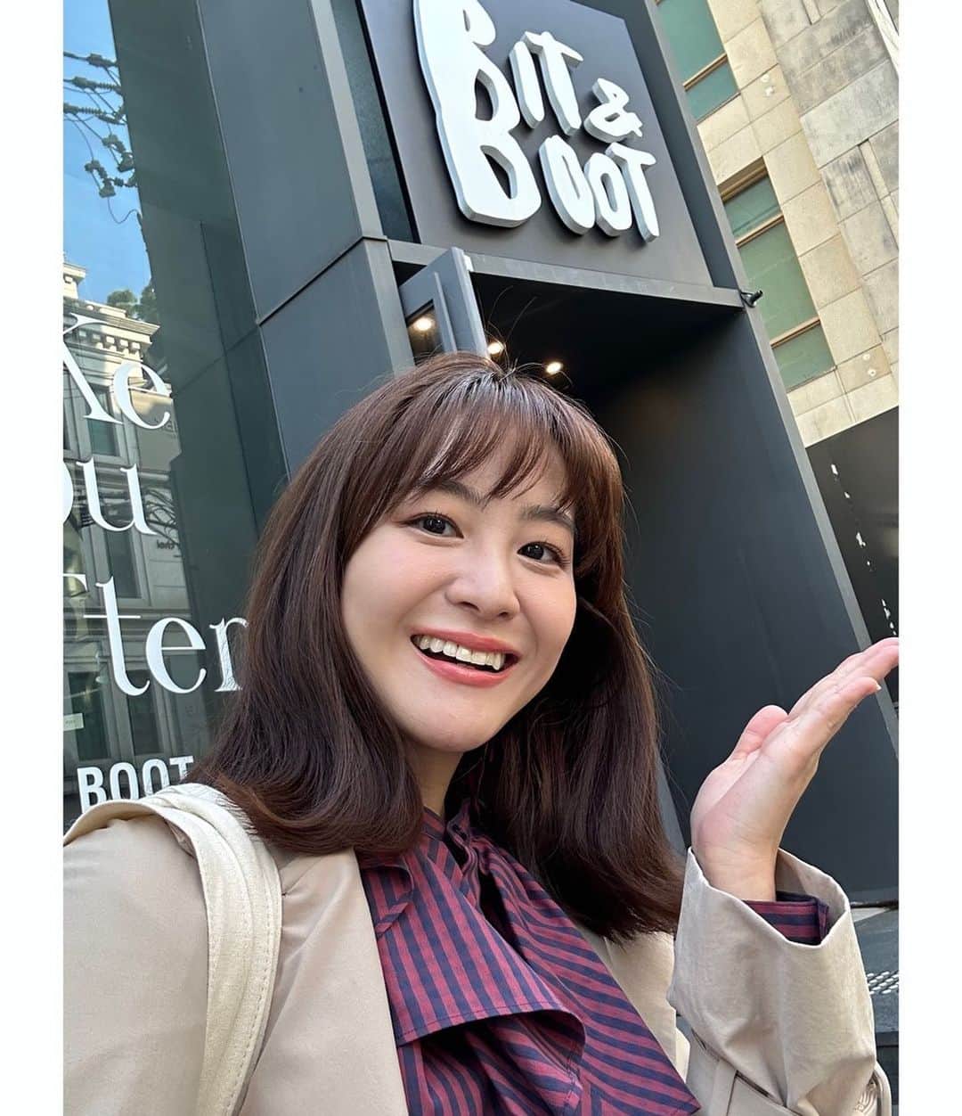 林美桜さんのインスタグラム写真 - (林美桜Instagram)「. 自己満足で続けます🙇‍♀️ 韓国一人旅🇰🇷最後です 〜3日目〜 1〜4）憧れのBit&BooTへ#bitboot なによりもなによりも K-POPアーティストが好きな私は、 どうしても、アイドル気分を味わってみたかった🥺 その夢を叶えるため！！ #TWICE ちゃんたちが通うかの有名な美容室へ （韓国のアイドルちゃんたちは、 美容室でメイクも髪もセットして仕事に向かうんですよ！） 何回もYouTubeで見た景色が広がっていて感動😭  「これから予定があるので、薄めのTWICEでお願いします」とお願いしました。笑  特に涙袋なんかはもう感激。 つけまつげつけてもらう瞬間なんかもう。 感極ってしまった。 丁寧にさまざまな工程を経て出来上がっていく顔… 最高‼️自分の顔に拍手しちゃう。 （たぶん絶対メイクさん引いてた） ※隠し撮りみたいな画角なんですが（笑） 写真の許可はとりました🙇‍♀️ . . 5〜9）#狎鴎亭#압구정 薄めのTWICEは（🙇‍♀️） 韓国人のお友達に韓国のおしゃれスポットを 案内してもらいました🙇‍♀️ このカフェは特に大人気！#nudake  この羊もアスパラの刺さった何かも全部食べ物。 最先端の最を極めてる🥹（味はとっても美味しい） 　 街中にあるファーマーズマーケット こういうところで写真撮るとおしゃれだよと 教えてもらったり📷  そして年下の優しいお友達たちが 一緒にプリントシール機で撮りたいといってくれて 嬉しくて涙が出そうになっちゃった林。 韓国ではカメラを見るんじゃなくて、 自分が写っている下の画面をみるのが正解みたいでした！（がっつりカメラ目線だった人😉） 私のせいでダサくなっちゃって本当ごめんねでした😇 久しぶり感がすごい😉😉😉 宝物  街を案内してもらい今の韓国の若い方達の楽しみ方を色々教えてもらったのでした✌️  サムギョプサル食べました  〜4日目〜 10）帰り 遅刻ギリッギリなのに、 #BTS のみなさんと写真を撮り （RMさんに肩組んでもらってるように見える角度こだわり抜いた） 空港では出国する有名人がいないかしっかり隅々まで目を凝らし、 で、帰りました👋  本当に本当にたくさんの方に感謝な韓国一人旅でした🥹 楽しかったな🥹🫶 また行きたいな☺️次は1日目みたいに時間無駄にしたくないな😇 稚拙な文章なのに読んでくださった方ありがとうございました🙇‍♀️  #韓国旅行#한국여행 #韓国#한국#韓国旅#旅行#여행#一人旅#韓国ファッション #韓国メイク#韓国すきな人と繋がりたい」12月29日 22時12分 - miou0hayashi
