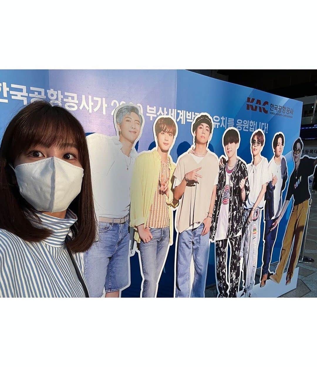 林美桜さんのインスタグラム写真 - (林美桜Instagram)「. 自己満足で続けます🙇‍♀️ 韓国一人旅🇰🇷最後です 〜3日目〜 1〜4）憧れのBit&BooTへ#bitboot なによりもなによりも K-POPアーティストが好きな私は、 どうしても、アイドル気分を味わってみたかった🥺 その夢を叶えるため！！ #TWICE ちゃんたちが通うかの有名な美容室へ （韓国のアイドルちゃんたちは、 美容室でメイクも髪もセットして仕事に向かうんですよ！） 何回もYouTubeで見た景色が広がっていて感動😭  「これから予定があるので、薄めのTWICEでお願いします」とお願いしました。笑  特に涙袋なんかはもう感激。 つけまつげつけてもらう瞬間なんかもう。 感極ってしまった。 丁寧にさまざまな工程を経て出来上がっていく顔… 最高‼️自分の顔に拍手しちゃう。 （たぶん絶対メイクさん引いてた） ※隠し撮りみたいな画角なんですが（笑） 写真の許可はとりました🙇‍♀️ . . 5〜9）#狎鴎亭#압구정 薄めのTWICEは（🙇‍♀️） 韓国人のお友達に韓国のおしゃれスポットを 案内してもらいました🙇‍♀️ このカフェは特に大人気！#nudake  この羊もアスパラの刺さった何かも全部食べ物。 最先端の最を極めてる🥹（味はとっても美味しい） 　 街中にあるファーマーズマーケット こういうところで写真撮るとおしゃれだよと 教えてもらったり📷  そして年下の優しいお友達たちが 一緒にプリントシール機で撮りたいといってくれて 嬉しくて涙が出そうになっちゃった林。 韓国ではカメラを見るんじゃなくて、 自分が写っている下の画面をみるのが正解みたいでした！（がっつりカメラ目線だった人😉） 私のせいでダサくなっちゃって本当ごめんねでした😇 久しぶり感がすごい😉😉😉 宝物  街を案内してもらい今の韓国の若い方達の楽しみ方を色々教えてもらったのでした✌️  サムギョプサル食べました  〜4日目〜 10）帰り 遅刻ギリッギリなのに、 #BTS のみなさんと写真を撮り （RMさんに肩組んでもらってるように見える角度こだわり抜いた） 空港では出国する有名人がいないかしっかり隅々まで目を凝らし、 で、帰りました👋  本当に本当にたくさんの方に感謝な韓国一人旅でした🥹 楽しかったな🥹🫶 また行きたいな☺️次は1日目みたいに時間無駄にしたくないな😇 稚拙な文章なのに読んでくださった方ありがとうございました🙇‍♀️  #韓国旅行#한국여행 #韓国#한국#韓国旅#旅行#여행#一人旅#韓国ファッション #韓国メイク#韓国すきな人と繋がりたい」12月29日 22時12分 - miou0hayashi