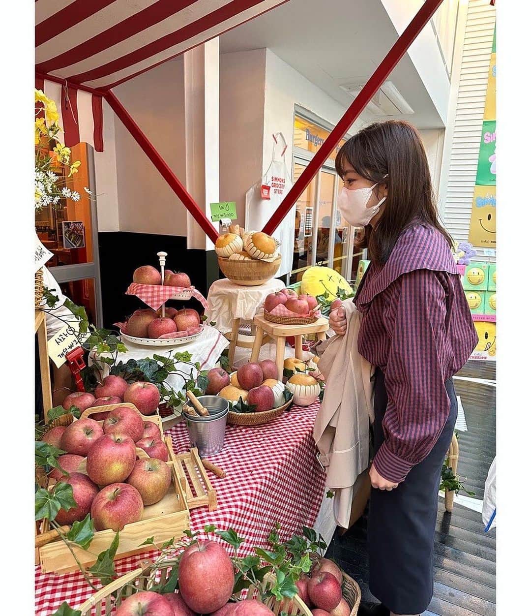 林美桜さんのインスタグラム写真 - (林美桜Instagram)「. 自己満足で続けます🙇‍♀️ 韓国一人旅🇰🇷最後です 〜3日目〜 1〜4）憧れのBit&BooTへ#bitboot なによりもなによりも K-POPアーティストが好きな私は、 どうしても、アイドル気分を味わってみたかった🥺 その夢を叶えるため！！ #TWICE ちゃんたちが通うかの有名な美容室へ （韓国のアイドルちゃんたちは、 美容室でメイクも髪もセットして仕事に向かうんですよ！） 何回もYouTubeで見た景色が広がっていて感動😭  「これから予定があるので、薄めのTWICEでお願いします」とお願いしました。笑  特に涙袋なんかはもう感激。 つけまつげつけてもらう瞬間なんかもう。 感極ってしまった。 丁寧にさまざまな工程を経て出来上がっていく顔… 最高‼️自分の顔に拍手しちゃう。 （たぶん絶対メイクさん引いてた） ※隠し撮りみたいな画角なんですが（笑） 写真の許可はとりました🙇‍♀️ . . 5〜9）#狎鴎亭#압구정 薄めのTWICEは（🙇‍♀️） 韓国人のお友達に韓国のおしゃれスポットを 案内してもらいました🙇‍♀️ このカフェは特に大人気！#nudake  この羊もアスパラの刺さった何かも全部食べ物。 最先端の最を極めてる🥹（味はとっても美味しい） 　 街中にあるファーマーズマーケット こういうところで写真撮るとおしゃれだよと 教えてもらったり📷  そして年下の優しいお友達たちが 一緒にプリントシール機で撮りたいといってくれて 嬉しくて涙が出そうになっちゃった林。 韓国ではカメラを見るんじゃなくて、 自分が写っている下の画面をみるのが正解みたいでした！（がっつりカメラ目線だった人😉） 私のせいでダサくなっちゃって本当ごめんねでした😇 久しぶり感がすごい😉😉😉 宝物  街を案内してもらい今の韓国の若い方達の楽しみ方を色々教えてもらったのでした✌️  サムギョプサル食べました  〜4日目〜 10）帰り 遅刻ギリッギリなのに、 #BTS のみなさんと写真を撮り （RMさんに肩組んでもらってるように見える角度こだわり抜いた） 空港では出国する有名人がいないかしっかり隅々まで目を凝らし、 で、帰りました👋  本当に本当にたくさんの方に感謝な韓国一人旅でした🥹 楽しかったな🥹🫶 また行きたいな☺️次は1日目みたいに時間無駄にしたくないな😇 稚拙な文章なのに読んでくださった方ありがとうございました🙇‍♀️  #韓国旅行#한국여행 #韓国#한국#韓国旅#旅行#여행#一人旅#韓国ファッション #韓国メイク#韓国すきな人と繋がりたい」12月29日 22時12分 - miou0hayashi