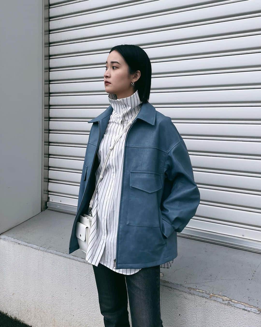 MOUSSY SNAPさんのインスタグラム写真 - (MOUSSY SNAPInstagram)「#MOUSSYSNAP @nanamiii_12 163cm  ・FAUX LEATHER BIG JACKET(010FAH30-7520) SHEL'TTER WEBSTOREにて先行受注会を開催中。 全国のMOUSSY店舗では1月1日(日)より販売予定。  ・HIGH NECK OVER SHIRT(010FA730-7110) ・MVS BLACK FLARE(010FSA12-1270) ・BIT FAUX LEATHER LOAFER(010FAG52-6370) ・MULTI CASE(010FAS51-5640) ・NECK STRAP(010FAS51-5660) 全国のMOUSSY店舗／SHEL'TTER WEBSTOREにて発売中。  #MOUSSY  #MOUSSYJEANS  #MVSJEANS」12月29日 22時26分 - moussysnap