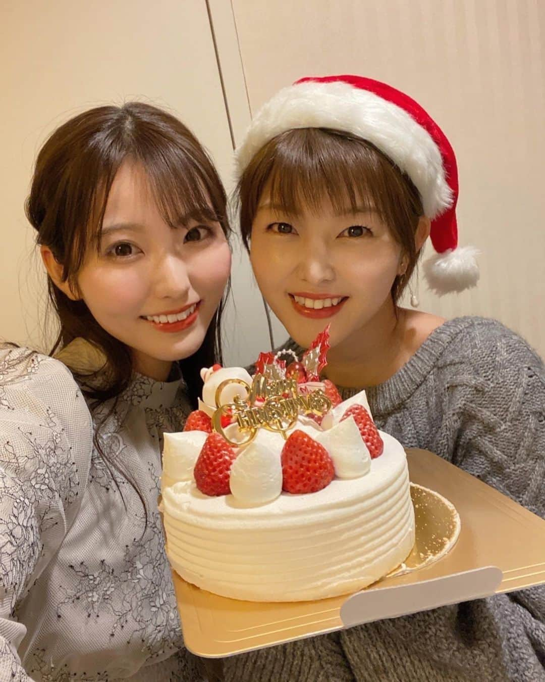 山下七子さんのインスタグラム写真 - (山下七子Instagram)「今年のクリスマスイブは麻美さんと過ごしました🎁🎄🎅 去年は当日、今年はイブに♡♡  西鉄グランドホテルにお泊まりして美味しいご飯を食べてケーキを食べて、、、 麻美さんには本当に色々相談させて頂いていて ついつい話が止まらなくなるんです🥹🥹 それでもひとつひとつ丁寧に聞いて下さるんです🥹🥹  そして江莉奈さんがコーヒーのクリスマスプレゼントを持って遊びに来てくれました👧🏻☕️🤍 大好きな先輩方に囲まれて幸せでした✨  #クリスマス#クリスマスイブ#西鉄グランドホテル #女子会#福岡県#クリスマス会#ブルベ夏#冬コーデ」12月29日 22時49分 - yamashita_nanako