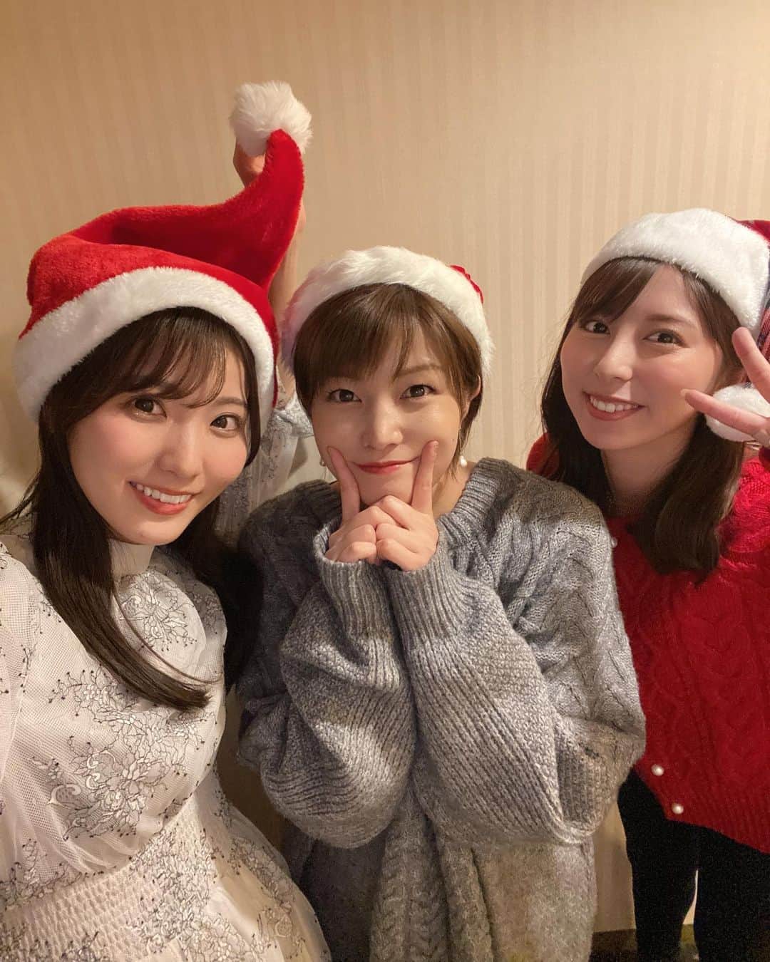 山下七子さんのインスタグラム写真 - (山下七子Instagram)「今年のクリスマスイブは麻美さんと過ごしました🎁🎄🎅 去年は当日、今年はイブに♡♡  西鉄グランドホテルにお泊まりして美味しいご飯を食べてケーキを食べて、、、 麻美さんには本当に色々相談させて頂いていて ついつい話が止まらなくなるんです🥹🥹 それでもひとつひとつ丁寧に聞いて下さるんです🥹🥹  そして江莉奈さんがコーヒーのクリスマスプレゼントを持って遊びに来てくれました👧🏻☕️🤍 大好きな先輩方に囲まれて幸せでした✨  #クリスマス#クリスマスイブ#西鉄グランドホテル #女子会#福岡県#クリスマス会#ブルベ夏#冬コーデ」12月29日 22時49分 - yamashita_nanako