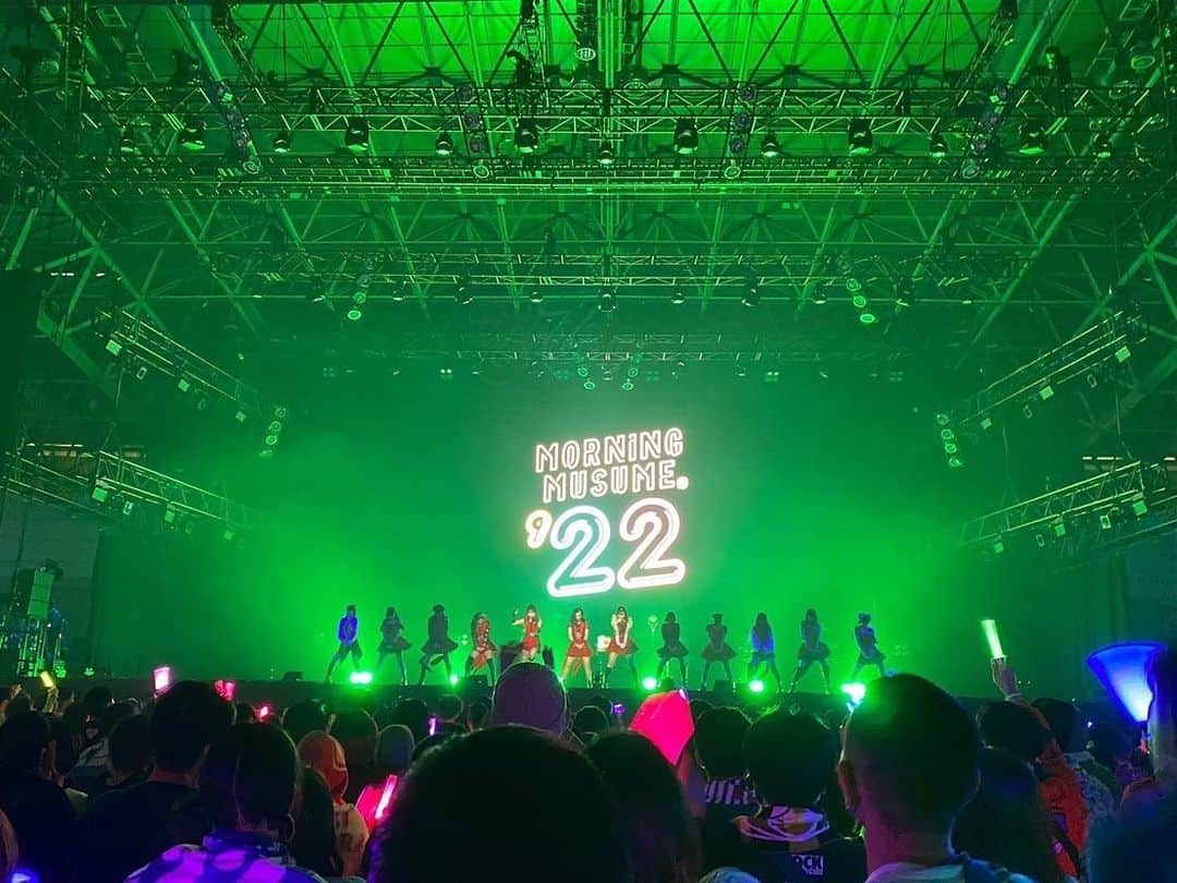 譜久村聖さんのインスタグラム写真 - (譜久村聖Instagram)「COUNTDOWN JAPAN  22/23 EARTH STAGE 🎤☁️  素敵な時間をありがとう！  01. HOW DO YOU LIKE JAPAN?〜日本はどんな感じでっか?〜 02. Happy birthday to Me!(新曲)  03. まじですかスカ! 04. ピョコピョコ ウルトラ 05. Help me！！(updated) 06. 青春小僧が泣いている 07. BRAND NEW MORNING 08. KOKORO&KARADA  09. そうだ！We're ALIVE(updated) 10. 泡沫サタデーナイト！ 11. ドッカ〜ン カプリッチオ 12. LOVEマシーン(updated)  #morningmusume22 #モーニング娘 #morningmusume #モーニング娘22 #9期 #譜久村聖 #生田衣梨奈  #10期 #石田亜佑美  #11期 #小田さくら  #12期 #野中美希 #牧野真莉愛 #羽賀朱音  #13期 #横山玲奈  #15期 #北川莉央 #岡村ほまれ #山﨑愛生  #16期 #櫻井梨央 #新メンバー」12月29日 22時58分 - mizuki_fukumura.official