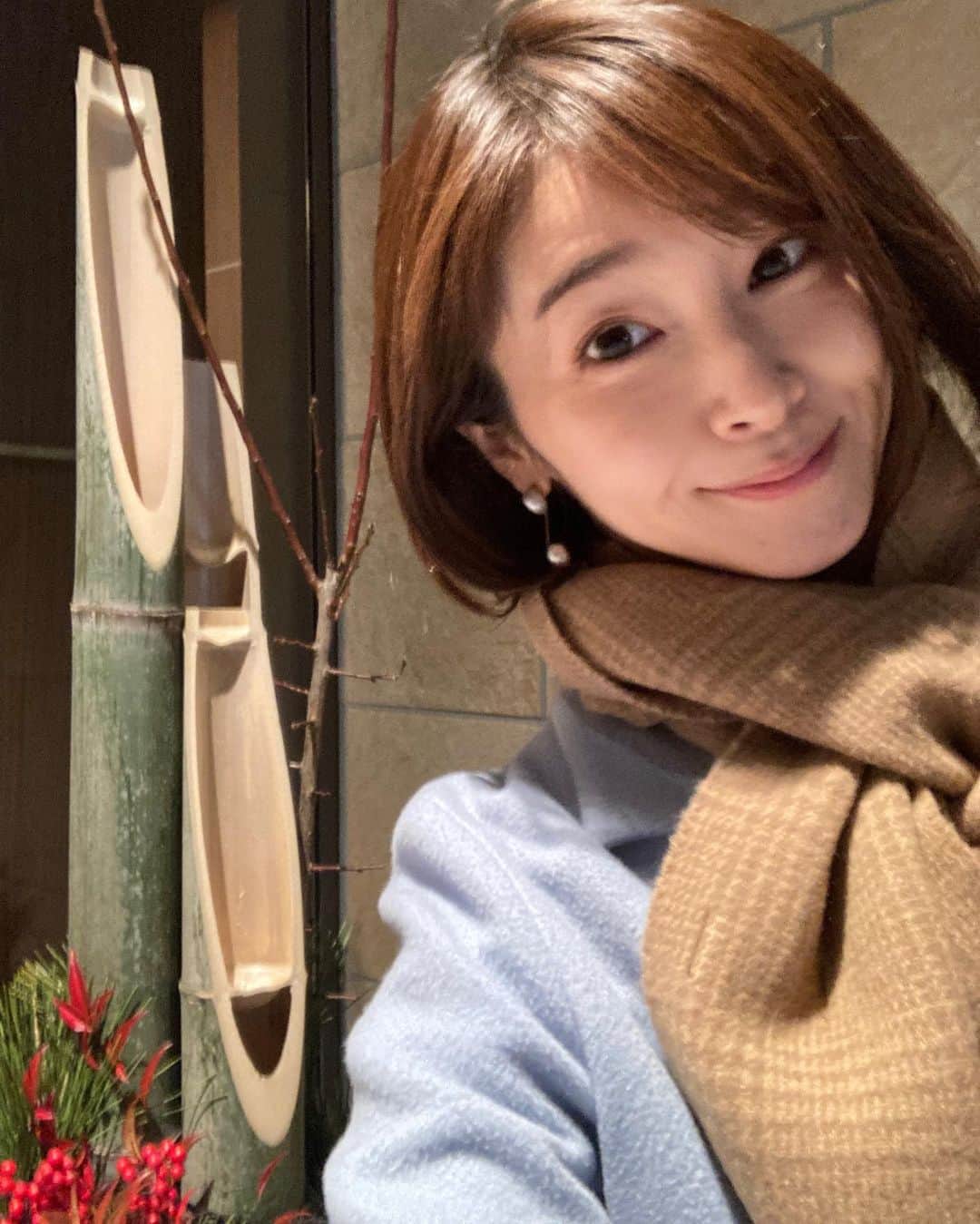 村田千弥さんのインスタグラム写真 - (村田千弥Instagram)「#2022 #仕事納め ました🎍 年内最後もいつもお世話になっている京都。 ご縁を感じます。  12月は司会のお仕事をたくさんさせていただきました。 マスク越しパネル越しでも、こうしてリアルな現場に立たせてもらえる日常に感謝。  今年最後の"自宅で現場弁当"が豪華で🙏🍱」12月29日 23時13分 - chr.0429