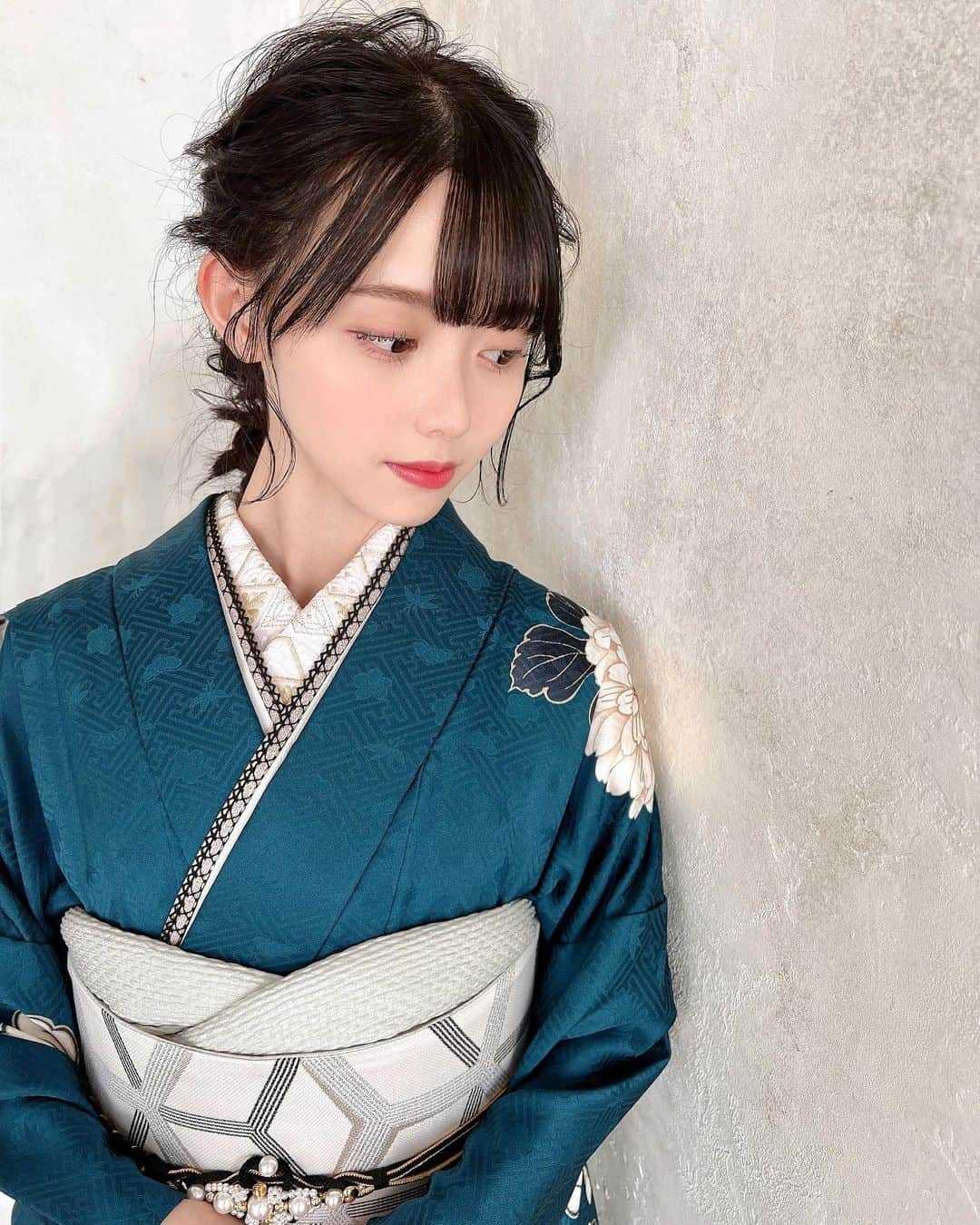 松本ももなさんのインスタグラム写真 - (松本ももなInstagram)「和服好き？🎀ིིིིྀ 私の好きを好きにさせちゃうよーー！！  この振袖の色味や帯の帯締めの相性が 天才過ぎて気に入ってます🥹  普段好きな色味やデザインばかり選んでしまって 新たな色やデザインに出会えるのって モデルさんならではの幸せだながと思っています💕  みんなのおかげだね いつもありがとう👘  @nihonbashimarujo_furisode #ナナイロ #振袖 #日本橋丸上 #丸上 #振袖ヘア #成人式 #成人式ヘア #成人式振袖 #kimono #和服 #kimonostyle #高嶺のなでしこ #pr」12月29日 23時26分 - momona.1012