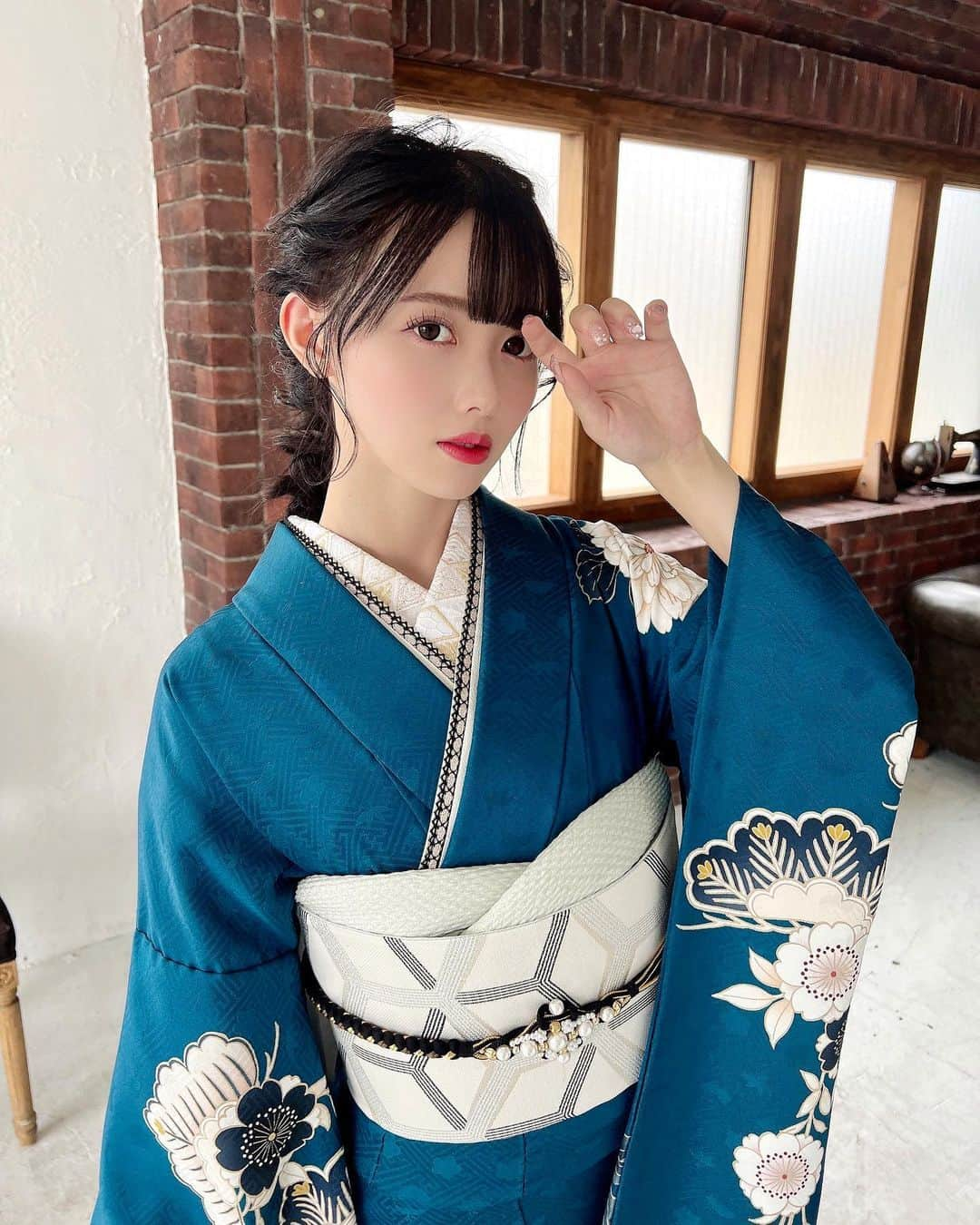 松本ももなさんのインスタグラム写真 - (松本ももなInstagram)「和服好き？🎀ིིིིྀ 私の好きを好きにさせちゃうよーー！！  この振袖の色味や帯の帯締めの相性が 天才過ぎて気に入ってます🥹  普段好きな色味やデザインばかり選んでしまって 新たな色やデザインに出会えるのって モデルさんならではの幸せだながと思っています💕  みんなのおかげだね いつもありがとう👘  @nihonbashimarujo_furisode #ナナイロ #振袖 #日本橋丸上 #丸上 #振袖ヘア #成人式 #成人式ヘア #成人式振袖 #kimono #和服 #kimonostyle #高嶺のなでしこ #pr」12月29日 23時26分 - momona.1012