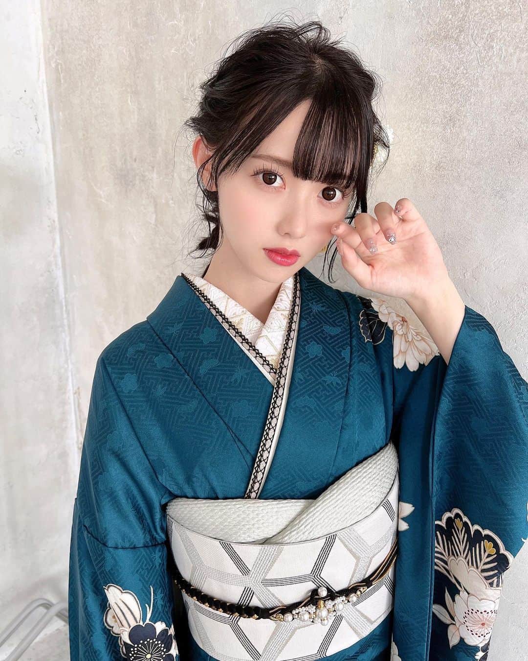 松本ももなさんのインスタグラム写真 - (松本ももなInstagram)「和服好き？🎀ིིིིྀ 私の好きを好きにさせちゃうよーー！！  この振袖の色味や帯の帯締めの相性が 天才過ぎて気に入ってます🥹  普段好きな色味やデザインばかり選んでしまって 新たな色やデザインに出会えるのって モデルさんならではの幸せだながと思っています💕  みんなのおかげだね いつもありがとう👘  @nihonbashimarujo_furisode #ナナイロ #振袖 #日本橋丸上 #丸上 #振袖ヘア #成人式 #成人式ヘア #成人式振袖 #kimono #和服 #kimonostyle #高嶺のなでしこ #pr」12月29日 23時26分 - momona.1012