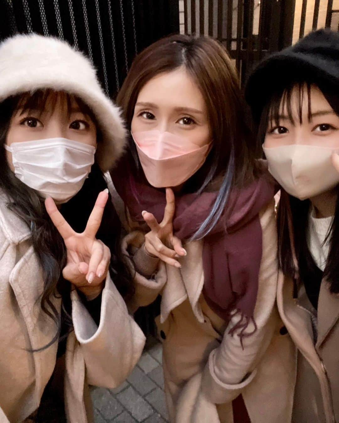 JULIAさんのインスタグラム写真 - (JULIAInstagram)「♪ ３人で後ろ姿を…………  オシャレしてね♪ て言ったらみんは似たような格好になってた笑  そして、各自ヒールの高さを無意識に調整してたらしく、 みんな同じ背丈になりました笑」12月29日 23時34分 - julia_cmore_official