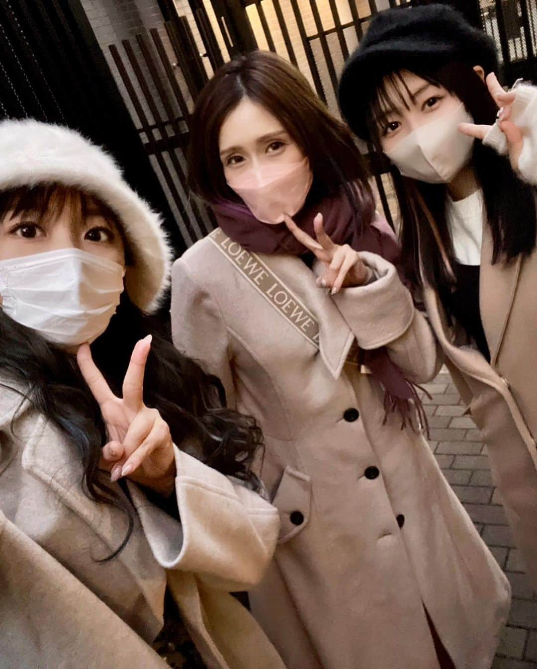 JULIAさんのインスタグラム写真 - (JULIAInstagram)「♪ ３人で後ろ姿を…………  オシャレしてね♪ て言ったらみんは似たような格好になってた笑  そして、各自ヒールの高さを無意識に調整してたらしく、 みんな同じ背丈になりました笑」12月29日 23時34分 - julia_cmore_official