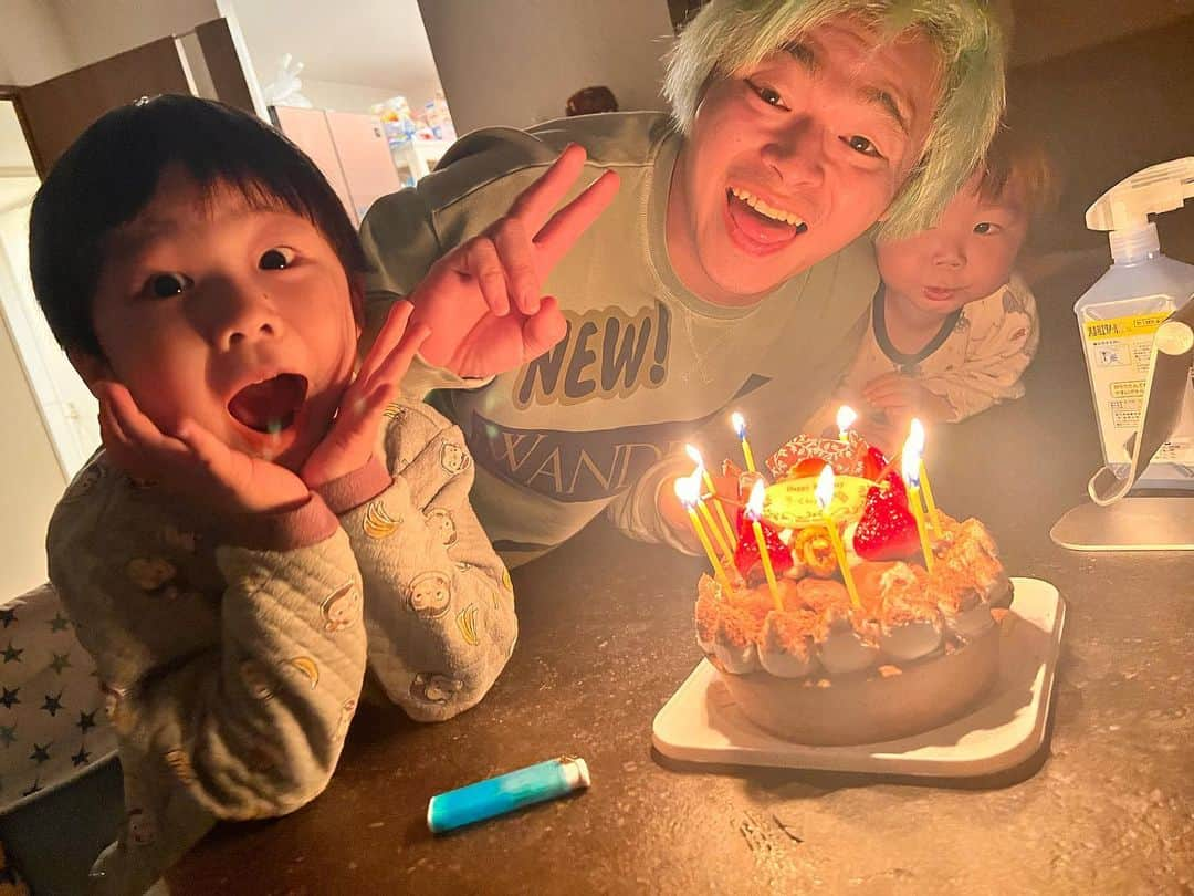 あやなんさんのインスタグラム写真 - (あやなんInstagram)「うーくんお誕生日おめでとう🎂💛 いつも家族を支えてくれてありがとう💗  これからも沢山の人を笑顔に元気にしてください😊🌟  #29歳 #いつもありがとう #パパのろうそくを吹き消したい次男 #顔必死すぎ」12月30日 0時30分 - ayachan_0619