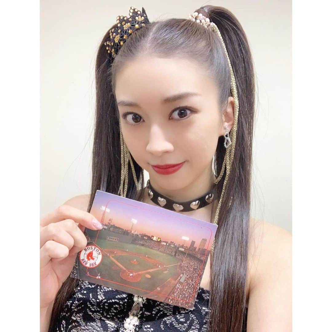 牧野真莉愛さんのインスタグラム写真 - (牧野真莉愛Instagram)「♡ ♡ Slugger編集長からポストカード届いた❤️2022.12.10 まだグリーンモンスター席がなかった頃のフェンウェイ❤️💚 ･･･などなど。 メッセージもまりあとっても嬉しかったです🐰💕💕💕 ＆ お手紙といっしょに届いたJudge表紙のSlugger❤️※連載始まる前 「先日、牧野さまがMLB、特にアーロン・ジャッジ選手(ヤンキース)のファンと噂を伺いまして、今後のMLB観戦のお役に立てればと思い、･･･」 ･･･などなど。 ↑ くわしくは“まりブロ”みてね💕💕💕 🎀 ✨『Slugger2023年1月号』✨ 発売中❣️❣️❣️ ♡ ♡  #日本スポーツ企画出版社 さん #Slugger #スラッガー #モーニング娘22 #morningmusume22 #牧野真莉愛」12月30日 2時06分 - maria_makino.official