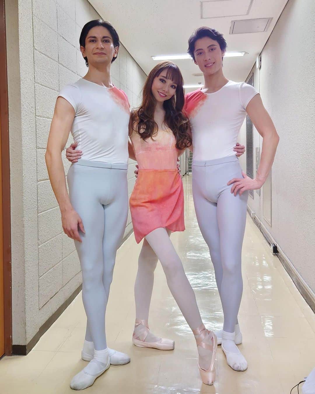 上野水香さんのインスタグラム写真 - (上野水香Instagram)「共演の、康雄くんとブラウ、 お世話になりました✨✨ @yasuoatsuji  @braulioalvarez9876   ショパンのノクターンを石田泰尚さんの演奏とコラボして、ブラウの振付で、、  そして、ジョゼマルティネズさん振付のドリーブ組曲を康雄くんとの初共演で、、  舞台、バレエに対して真っ直ぐな情熱をもつ2人との共演は、わたしの踊りにポジティブなエネルギーをもたらしてくれる✨✨  楽しかった！  いつもありがとう！！  1枚目から3枚目 マネさん撮影シリーズ」12月30日 2時38分 - mizukaueno