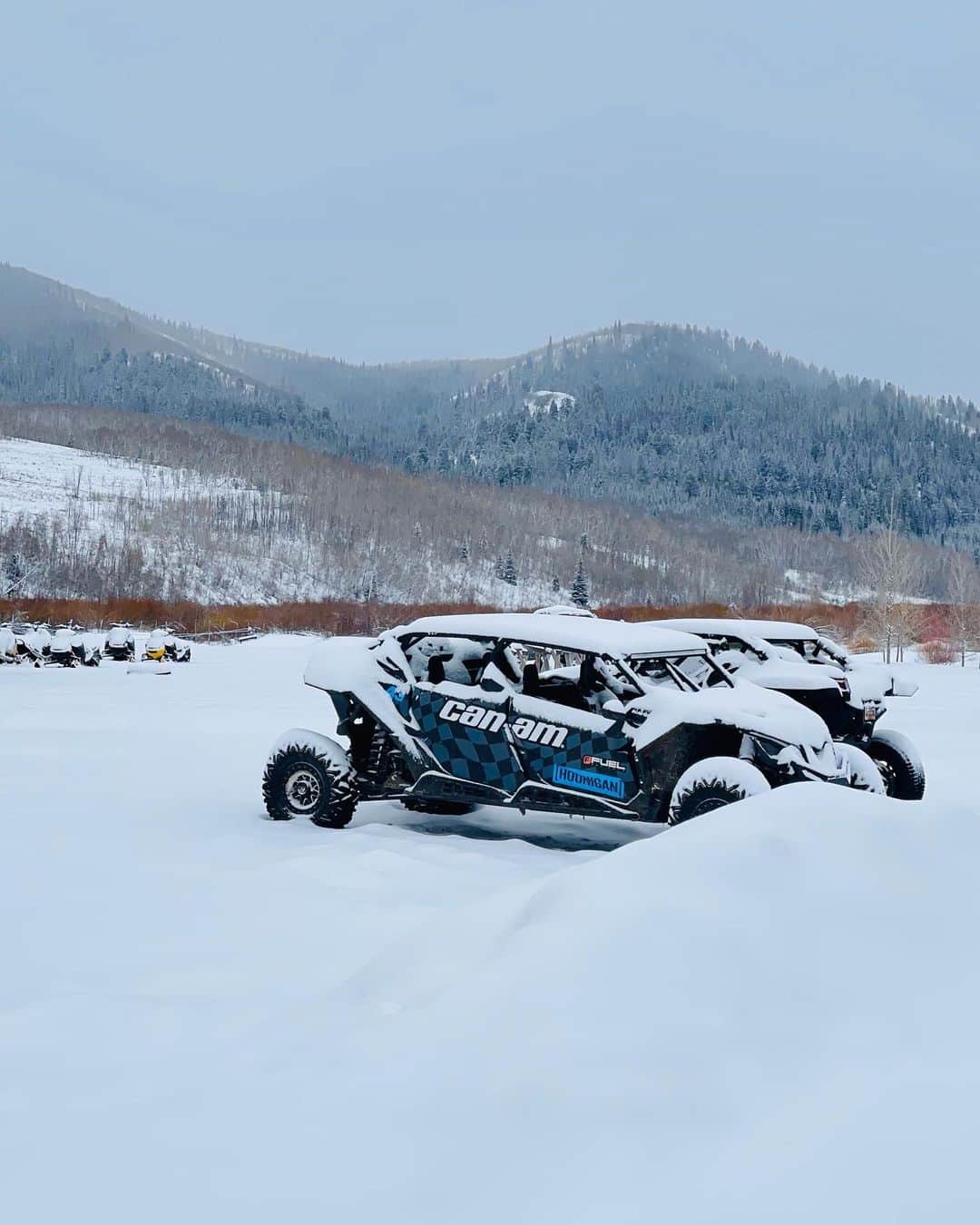 ケン・ブロックさんのインスタグラム写真 - (ケン・ブロックInstagram)「This is how some mornings at my ranch in Utah look this time of year – freshly coated with snow! Luckily we have the Ski-doo sleds, Can-Am Mavericks (one on tracks!) and Defender, and the Kubota machinery to dig us out and keep the property maintained. #bestsnowonearth #CanAmMaverickX3 #KubotaCountry #SkiDoo」12月30日 5時32分 - kblock43
