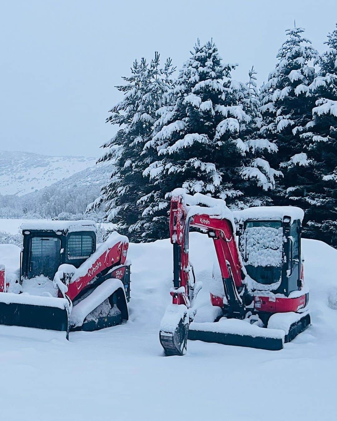 ケン・ブロックさんのインスタグラム写真 - (ケン・ブロックInstagram)「This is how some mornings at my ranch in Utah look this time of year – freshly coated with snow! Luckily we have the Ski-doo sleds, Can-Am Mavericks (one on tracks!) and Defender, and the Kubota machinery to dig us out and keep the property maintained. #bestsnowonearth #CanAmMaverickX3 #KubotaCountry #SkiDoo」12月30日 5時32分 - kblock43
