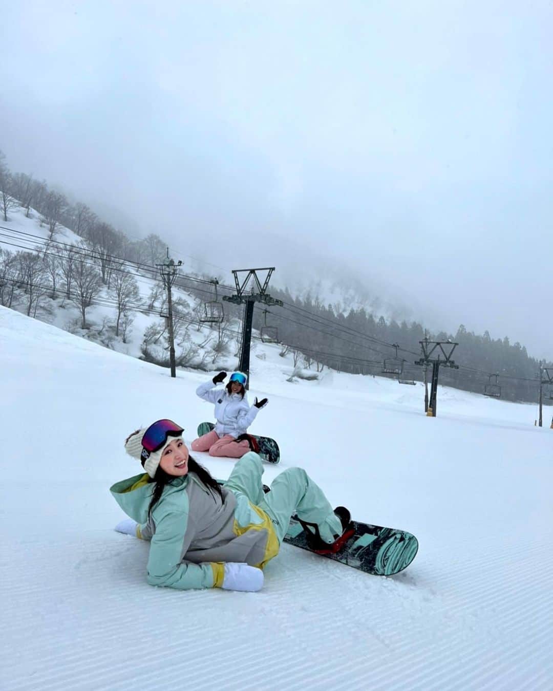 佐山彩香さんのインスタグラム写真 - (佐山彩香Instagram)「- 神立スノーリゾート @insta.kandatsu の PVに出演させて頂きました❄️  豪雪の中、 前日に尾てい骨骨折してる中、 撮影がんばりました🥹😭🤣  @insta.kandatsu はホスピタリティ最高🔥 休憩所の女性専用パウダールームには ダイソンのドライヤー完備で、女子に優しい🥹💞 レンタルボードもすべてBURTONの 立ったまま履けるSTEP ON✔︎ レンタルボードとかウェアって大体 イケてないのが多いから恥ずかしいんだけど、 ここならレンタルでもカッコいいって嬉しいね✌️✨  そして冷えた身体を温めてくれる温泉付きー🥹🔥  東京からも行きやすいです☃️ スノボ女子旅におすすめ❄️  #神立スノーリゾート  #スノーボード #スノボ #burton #roxysnow」12月30日 7時22分 - ayaka_sayama