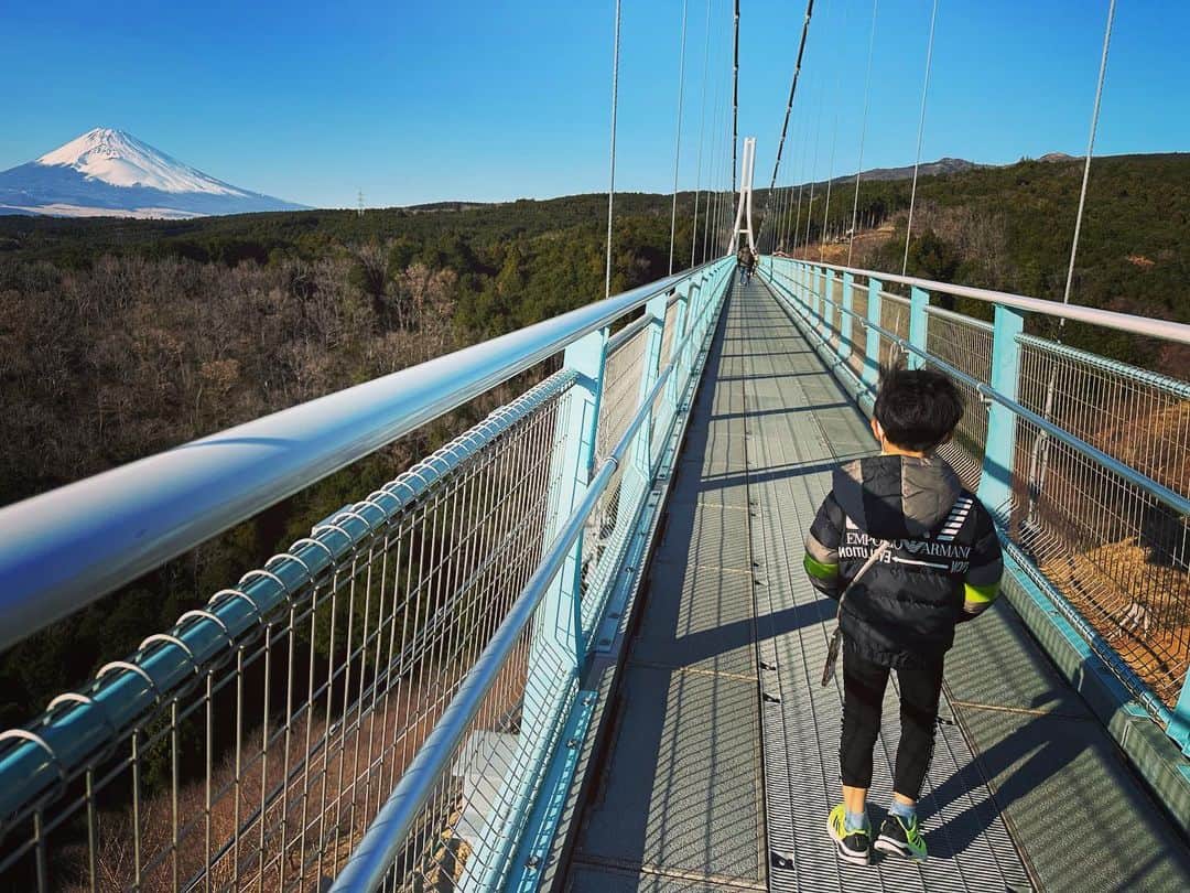釈由美子さんのインスタグラム写真 - (釈由美子Instagram)「伊豆三島のスカイウォークに初めて遊びに行ってきました！  全長400m、 日本一長い 歩行者専用吊橋❣️😳  橋を渡るときグラグラ揺れて足がすくみましたが🥶  雄大な美しい富士山🗻を目の前に心が洗われました✨  「今年の夏にあのてっぺんまで、家族みんなで登ったなんて信じられないね！」  って、富士山の頂上を指差し 今年最高の思い出に浸りました☺️✨  2022年も健やかに暮らせたことへの感謝の気持ちと  来年は戦争のない優しさに満ちた世の中になりますように。。  とお祈りしました😌🙏✨  皆様、お身体に気をつけて どうぞ良いお年をお迎えください✨🥰  #三島スカイウォーク  #富士山」12月30日 7時44分 - yumikoshaku