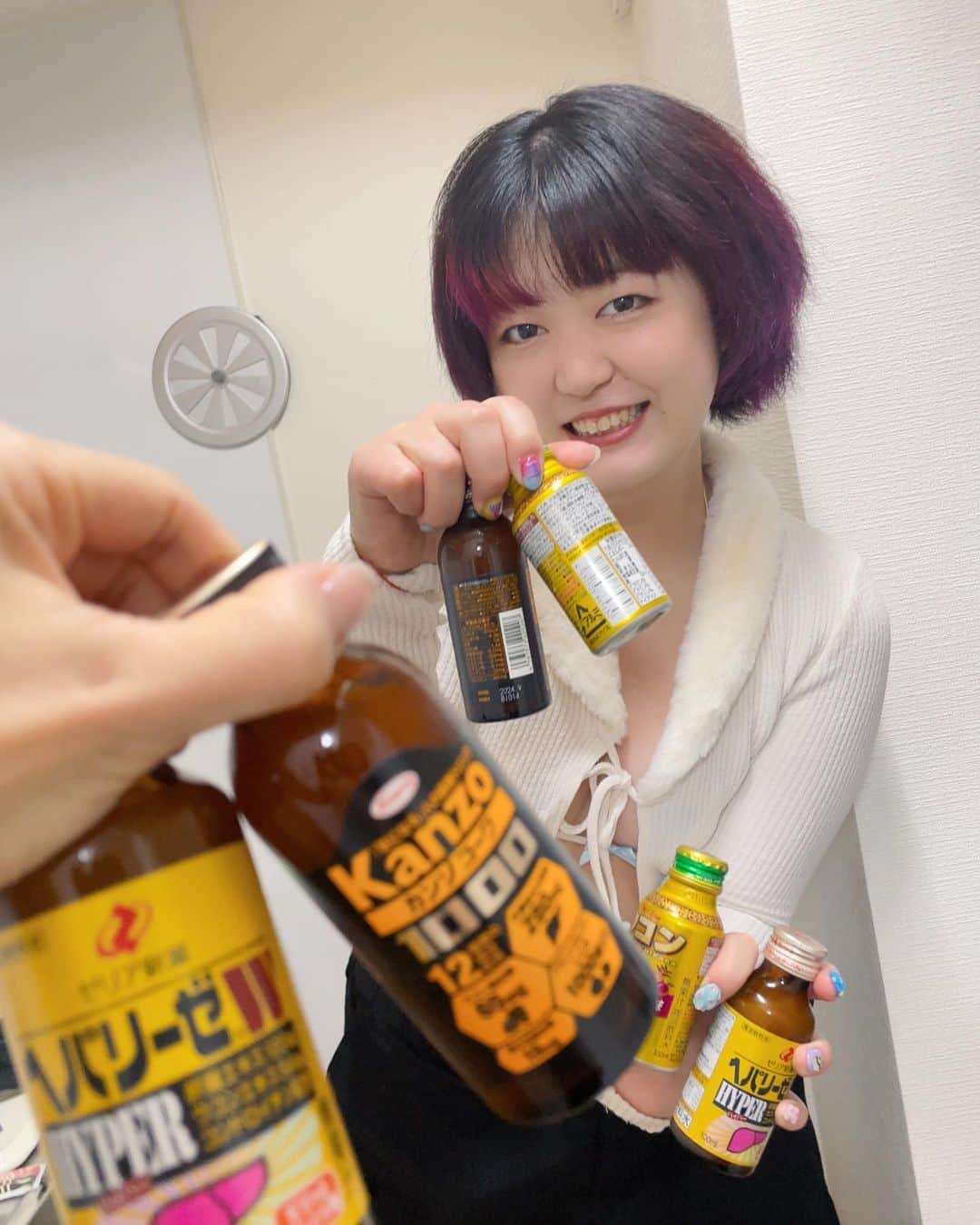 あいみさんのインスタグラム写真 - (あいみInstagram)「差し入れで冷蔵庫もテーブルもいーーっぱい❤️  Aimistファンミーティング 2022年忘年会&グラレボ  swipe→8枚目 朝イチの枠でリクエストのビールで乾杯撮影📸🍻爆  ありがとうございました🤍  たくさんの愛と笑顔に包まれて しあわせいっぱい  ファンミは3時間くらい喋りっぱなし！あっという間でした🌸  お腹いっぱい食べて、笑って 最高の夜🍻✨  今日みんなで過ごせたこと、出会えた全てのご縁に感謝して  帰りの新幹線で少ししんみり 泣きながらmilkちゃんへLINEを送りました。  ねぇ、みんな ありがとう大好き  2023年も、これからも 有言実行前進あるのみ  Aimistは今までもこれからもこのスタイルは変わらないし、変えない。誰も置いてかない  日々、コツコツと、細々とだけど着々と 決して派手ではないけど、お陰様で生きてる。これで良い  今までがあって、これからがある 共に過ごした時間、積み上げてきたもの歩んできた道 消えないし消せないし、決して無かったことにはしない  重いでしょう？重いんです。わたし笑笑 この一瞬を精一杯生きて、大切にしてるから  大好きなみんなと、ずっしりと 道、踏み締めながら共に歩んでいきます。  今日も明日もまた たくさんの笑顔がありますように🌙  感謝  #Aimist #グラレボ #ファンミーティング #ファンミ #オフ会 #love」12月30日 9時42分 - aimi_feti