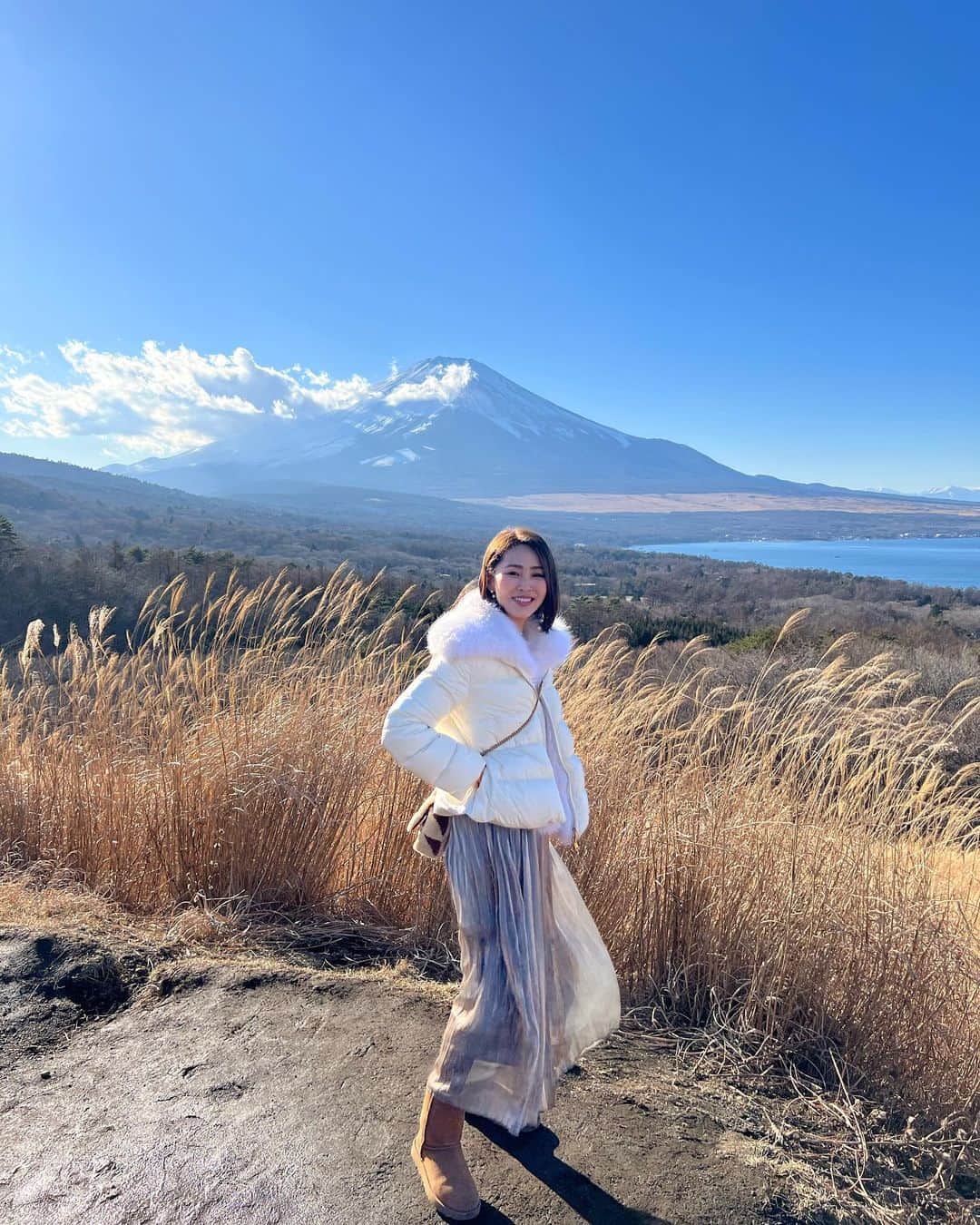 坂元美香さんのインスタグラム写真 - (坂元美香Instagram)「年末恒例富士山🗻  いつも家から見てパワーもらってる富士山を 毎年年末に拝みに行きます。  山中湖パノラマ台からのススキロードは どの季節に行っても本当に好きです！！  #富士山 #山中湖 #山中湖パノラマ台」12月30日 10時49分 - mika_saka