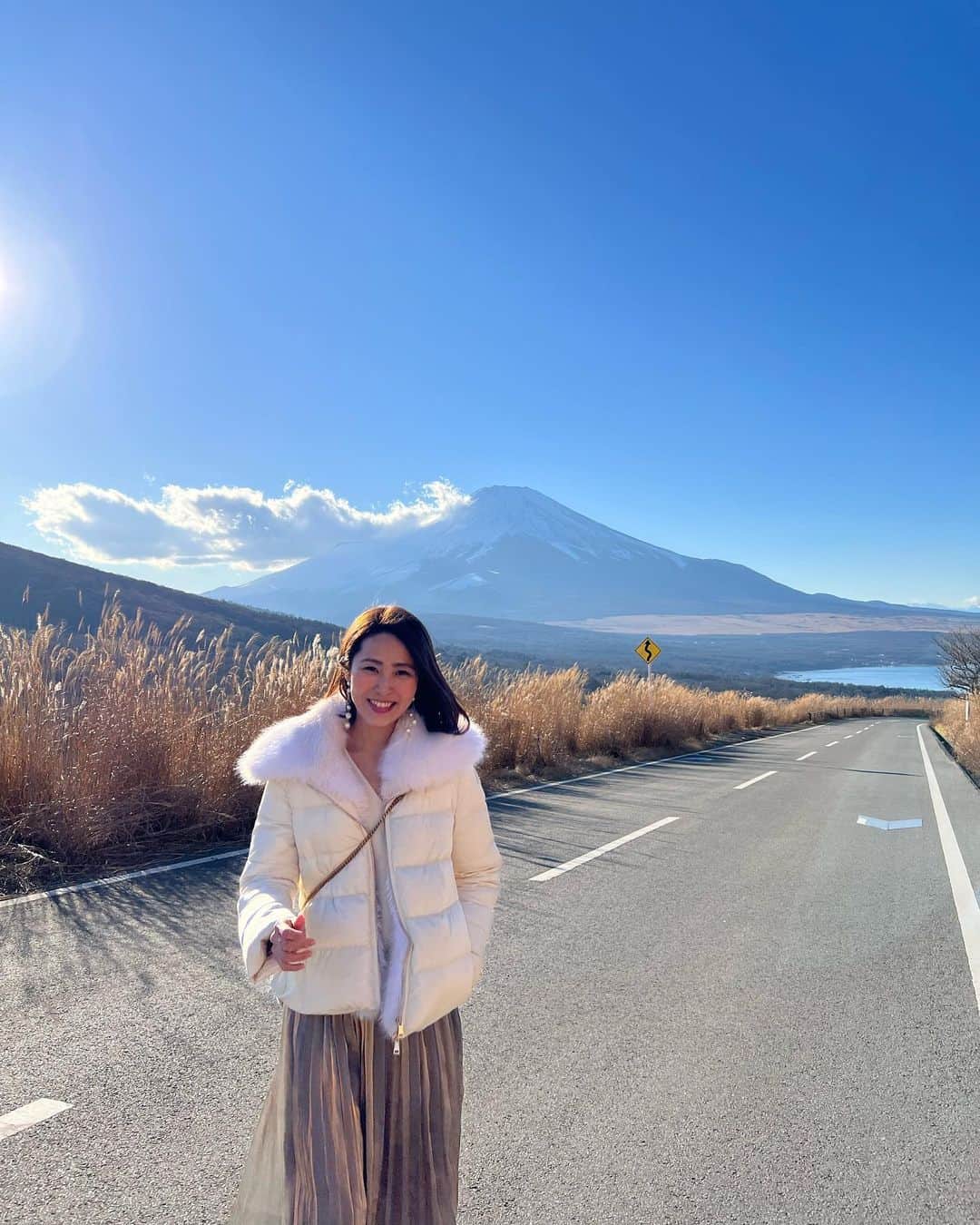 坂元美香さんのインスタグラム写真 - (坂元美香Instagram)「年末恒例富士山🗻  いつも家から見てパワーもらってる富士山を 毎年年末に拝みに行きます。  山中湖パノラマ台からのススキロードは どの季節に行っても本当に好きです！！  #富士山 #山中湖 #山中湖パノラマ台」12月30日 10時49分 - mika_saka