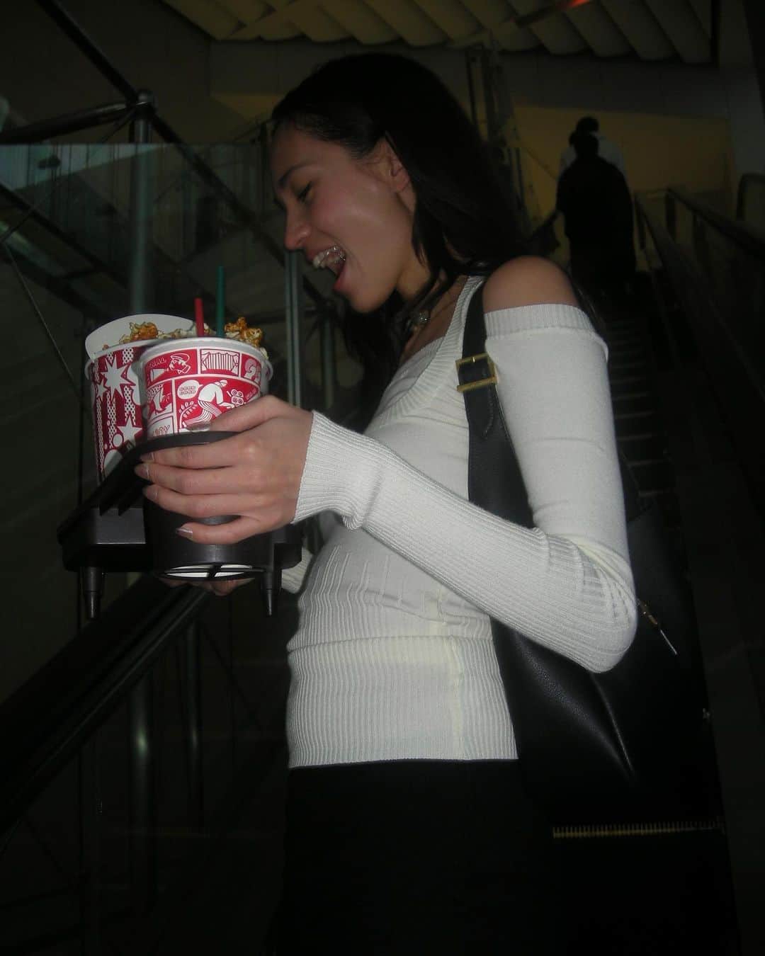 水原希子 さんのインスタグラム写真 - (水原希子 Instagram)「Popcorn love..💕🎬🐶🍿 @ysl #SaintLaurent #サンローラン」12月30日 13時12分 - i_am_kiko