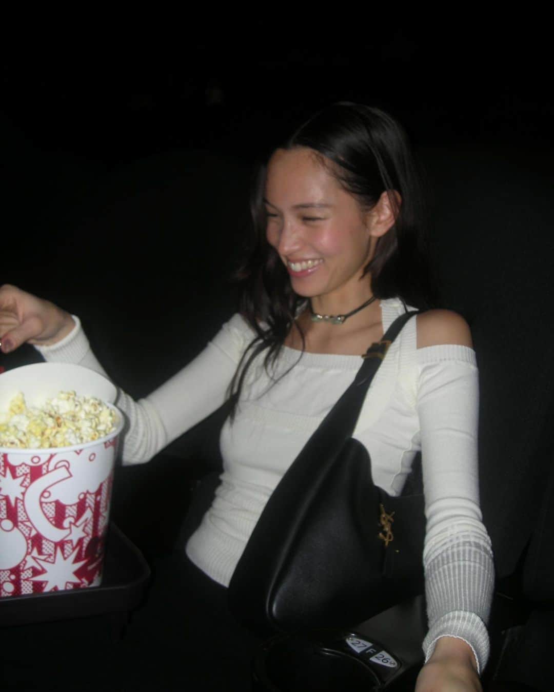 水原希子 さんのインスタグラム写真 - (水原希子 Instagram)「Popcorn love..💕🎬🐶🍿 @ysl #SaintLaurent #サンローラン」12月30日 13時12分 - i_am_kiko