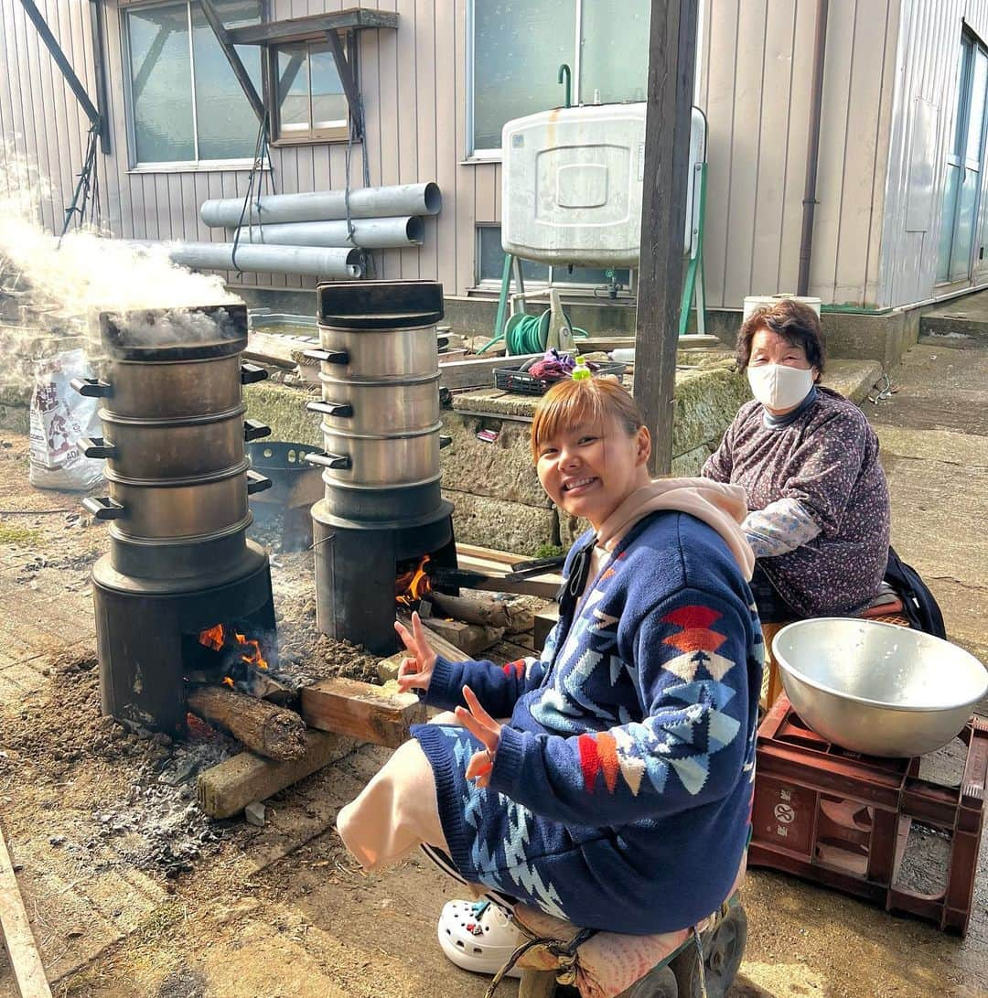 門倉凛さんのインスタグラム写真 - (門倉凛Instagram)「餅つきに来ましたー🥹✨  こんなに沢山の人と 餅つきしながらお話できるのが 楽しくて仕方ない( ´꒳` )💓  良い年越しができそうです🥰✨  T-HEARTS 堀田祐美子選手とも 御一緒させていただけて 本当に嬉しいです🙇‍♂️✨  ありがとうございます！！！！  #家族 #年越し前」12月30日 13時40分 - rin27_official