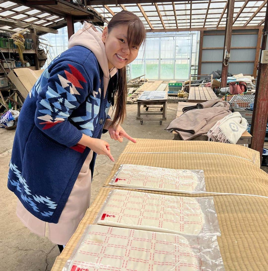 門倉凛さんのインスタグラム写真 - (門倉凛Instagram)「餅つきに来ましたー🥹✨  こんなに沢山の人と 餅つきしながらお話できるのが 楽しくて仕方ない( ´꒳` )💓  良い年越しができそうです🥰✨  T-HEARTS 堀田祐美子選手とも 御一緒させていただけて 本当に嬉しいです🙇‍♂️✨  ありがとうございます！！！！  #家族 #年越し前」12月30日 13時40分 - rin27_official