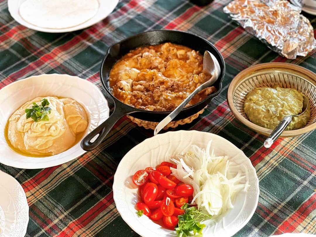 三浦瑠麗さんのインスタグラム写真 - (三浦瑠麗Instagram)「朝ごはんは夫のリクエストでパンケーキ。 昼夜兼用のタコス、フムス、ワカモレ。 タコスミートは豚挽肉でつくっています。チーズはニュージーランドのチェダーとパルメザンをミックスで。」12月30日 14時01分 - lullymiura