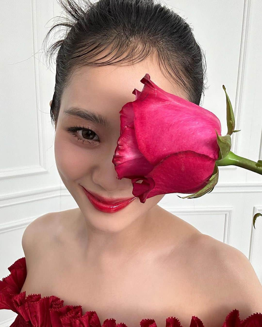 ジスさんのインスタグラム写真 - (ジスInstagram)「꽃과 함께하는 촬영은 즐거워🌷」12月30日 14時12分 - sooyaaa__