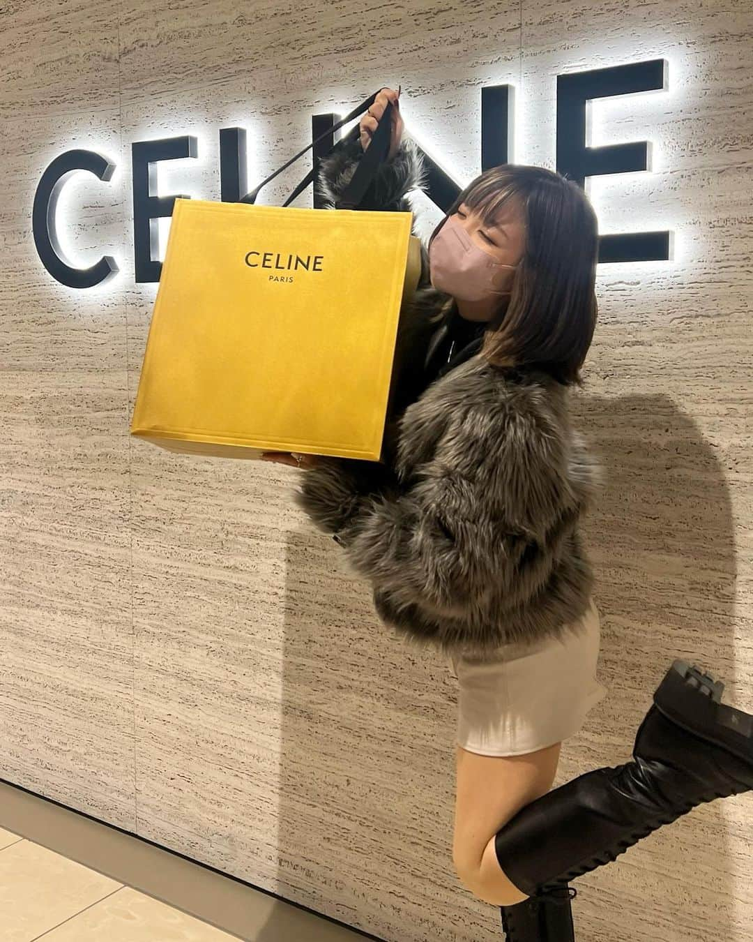 みきでりさんのインスタグラム写真 - (みきでりInstagram)「@celine 💛💛💛 クリスマスプレゼントで初セリーヌ- ̗̀( ˶'ᵕ'˶) ̖́- 大人になった気分！！大切にします🎀  📸福岡にて♥︎♥︎♥︎」12月30日 15時47分 - mikidelicious