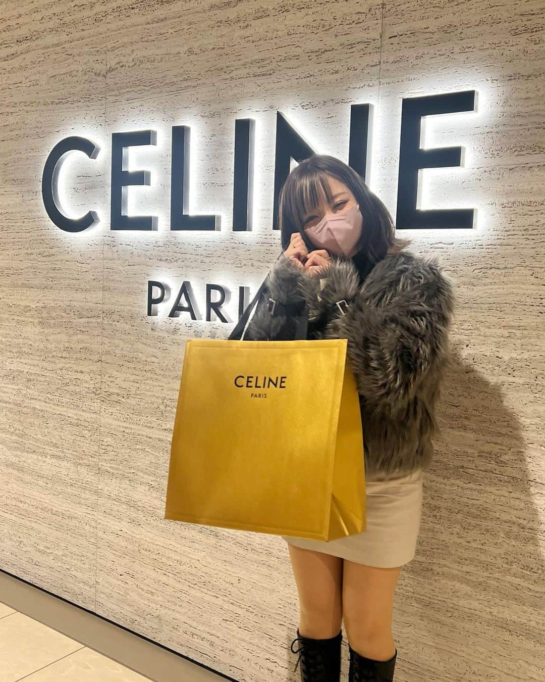 みきでりさんのインスタグラム写真 - (みきでりInstagram)「@celine 💛💛💛 クリスマスプレゼントで初セリーヌ- ̗̀( ˶'ᵕ'˶) ̖́- 大人になった気分！！大切にします🎀  📸福岡にて♥︎♥︎♥︎」12月30日 15時47分 - mikidelicious