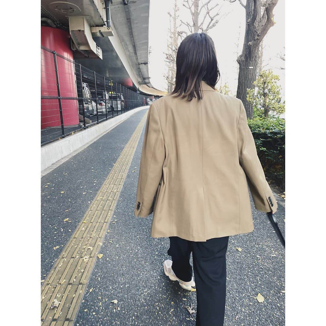 野尻美穂さんのインスタグラム写真 - (野尻美穂Instagram)「久しぶりにジャケットスタイル。 NBもベージュトーンが良い感じ⚪︎ そしておかえり私のアレアちゃん🥹シルクコード切れちゃってパリにお直し出してもらったんだけど、ヴィンテージでも探せば品番出てくるすごさはやはりエルメス🤝コードカラーは変わってもこれからも沢山使う🥹🤝  あぁ年末感出てきたぁ😮‍💨🎍  #これからどれだけ太らずにいれるか😇 #年末 #wai_ships  #アレア #newbalance9060」12月30日 17時14分 - miho_cocoa