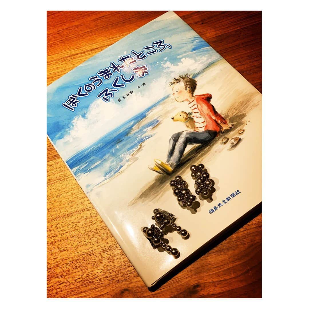 陽月華さんのインスタグラム写真 - (陽月華Instagram)「☆   『ぼくのうまれたところ、ふくしま』  小学生のこうたくんの目線で描かれた物語です。  震災のときには赤ちゃんで福島での記憶がありません。 埼玉で育ったこうたくんは お姉ちゃんの進学を機に福島へ“ひっこす ”ことになりました。 自分以外の家族は福島へ“帰る”といいます。  震災の記憶のないこうたくんと “しんさい”と“ふくしま”との距離感。  いまも続いている問題と形が変化している問題。  当事者でない私が 絵本の舞台である双葉町と同じように厳しい体験をした国見町のみなさまの前でこの物語を朗読するのは…思うことはありましたが、 言葉に、空間に、誠実でいようということに集中しました。  その時に付けようとおもったのが このイヤリング。  丸い玉が集まっていて  この物語の奥にある たくさんの だけど ひとりひとりそれぞれの 気持ち、経験、思い…みたいな  そんなことが形になっているようで、 このイヤリングと一緒に舞台に出たいと思いました。  デザイン違いのものをアシンメトリーに付けてます。  Instagramで出会った @78__nanahachi さんの作品。 丁寧なやりとりで丁寧に品物を届けてくださるそのお仕事にもじーんとしました。  そして  このときの衣装は あんじちゃん @ange_hino とあんじちゃんの頼もしい仲間の方が作ってくださった素敵な黒のドレス。  素材の違う生地の襟が少し高いブラウスに キラキラの星空のようなチュールがふわっとかかったロングスカート。  …なぜ詳細を説明するかと言いますとね、 全身写真を撮り損ねたの。わたし。 ばかあほまぬけ！ 好みドンピシャのステキドレスだったのに… 次の着替えのために早変わり的に脱いでから…「あー！」とほほ！  舞台に出るために 衣装やアクセサリーが心強くする 劇団時代もそうだったなあ と なつかしく そして 誰に気づかれなくても自分なりのこだわりが自分をつくったり強くするんだなあ と 思ったそんな時間でした。  #ぼくのうまれたところふくしま  #福島民友新聞社   #朗読」12月30日 18時13分 - hizukihana_official