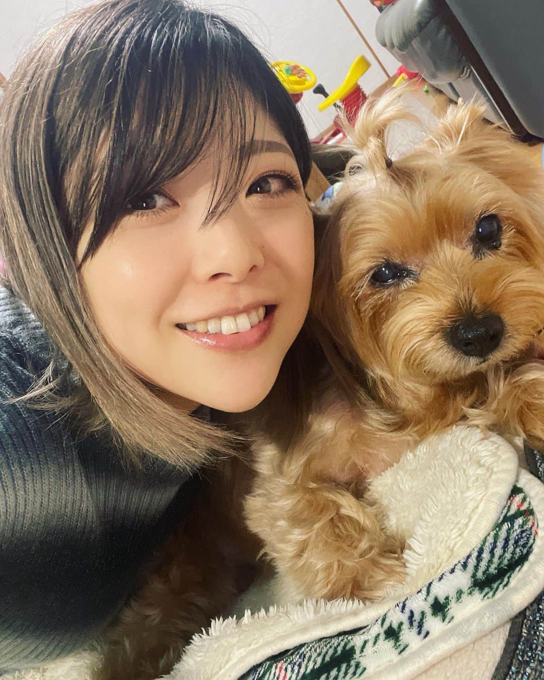 小川麻琴さんのインスタグラム写真 - (小川麻琴Instagram)「チョコくん久しぶり🤭❤️  #実家で  #年越し #愛犬」12月30日 18時13分 - 1029_makoto