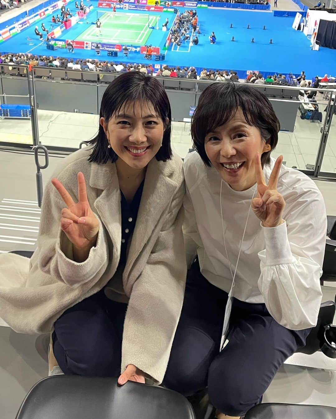 潮田玲子さんのインスタグラム写真 - (潮田玲子Instagram)「全日本総合選手権大会2022 全日程が無事に終了しました🏸 今年もフジテレビ中継にて @reina.uchida ちゃんとレイチェルコンビ（たぶん私しか言ってない笑）でお送りさせて頂きました🙇‍♀️🙏 ありがとうございました🙇‍♀️ 今年は内閣総理大臣杯が授与されないという事でとても悲しかったですし、総合で勝つことにこだわり総合で成長させてもらっていた私としては大会の権威が損なわれてしまうのではとても心配していました😭 しかし選手達の頑張りというのは変わらないですし、本当に素晴らしい戦いぶりで白熱した試合ばかりでした。 特に復活の兆しを掴んだ桃田選手の優勝、そして笑顔はとても素敵でした🙏 会場では陣内さんをはじめたくさんの方々にもお会いすることができました😊 先輩達が築いてきた功績、努力、そして今現在頑張っている選手達の活躍、そしてそれを伝えるメディアの方々の力、いろんな方々のおかげで大会が開催され、バドミントン界は飛躍してきたのだと思います。 そしてまたこれをみんなで守っていきたいなと強く思う大会となりました🥹 来年はバドミントン協会が風通しの良い協会になり、また選手の強化をしっかりサポートできる体制に整うことを心から願っています。 大会に関わった皆さん本当にお疲れ様でした🙏  #バドミントン  #全日本総合選手権大会2022 #最終日 #お疲れ様でした #来年もよろしくお願いします」12月30日 18時53分 - reikoshiota_official