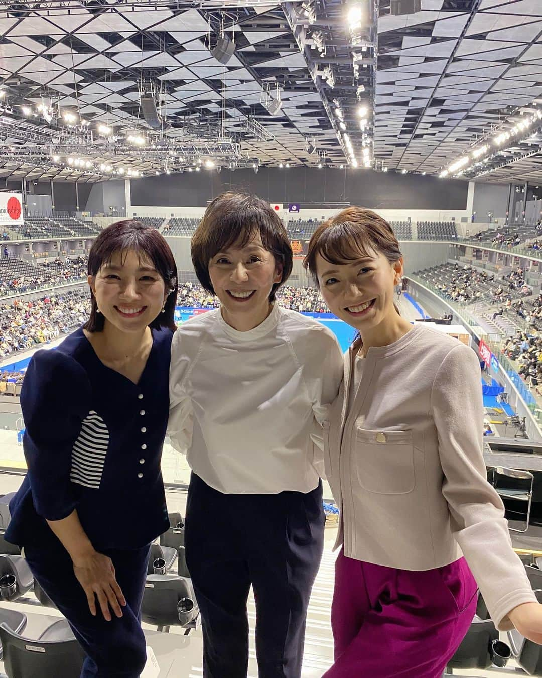 潮田玲子さんのインスタグラム写真 - (潮田玲子Instagram)「全日本総合選手権大会2022 全日程が無事に終了しました🏸 今年もフジテレビ中継にて @reina.uchida ちゃんとレイチェルコンビ（たぶん私しか言ってない笑）でお送りさせて頂きました🙇‍♀️🙏 ありがとうございました🙇‍♀️ 今年は内閣総理大臣杯が授与されないという事でとても悲しかったですし、総合で勝つことにこだわり総合で成長させてもらっていた私としては大会の権威が損なわれてしまうのではとても心配していました😭 しかし選手達の頑張りというのは変わらないですし、本当に素晴らしい戦いぶりで白熱した試合ばかりでした。 特に復活の兆しを掴んだ桃田選手の優勝、そして笑顔はとても素敵でした🙏 会場では陣内さんをはじめたくさんの方々にもお会いすることができました😊 先輩達が築いてきた功績、努力、そして今現在頑張っている選手達の活躍、そしてそれを伝えるメディアの方々の力、いろんな方々のおかげで大会が開催され、バドミントン界は飛躍してきたのだと思います。 そしてまたこれをみんなで守っていきたいなと強く思う大会となりました🥹 来年はバドミントン協会が風通しの良い協会になり、また選手の強化をしっかりサポートできる体制に整うことを心から願っています。 大会に関わった皆さん本当にお疲れ様でした🙏  #バドミントン  #全日本総合選手権大会2022 #最終日 #お疲れ様でした #来年もよろしくお願いします」12月30日 18時53分 - reikoshiota_official