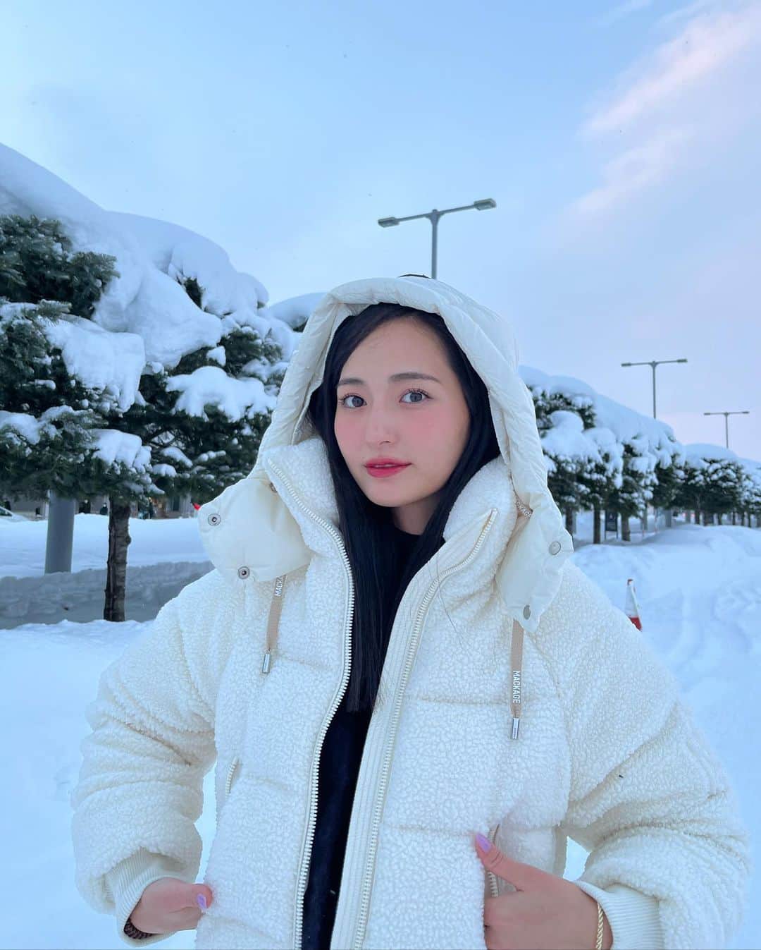 山賀琴子さんのインスタグラム写真 - (山賀琴子Instagram)「地元に帰ってきた❄️  白いふわふわダウンで北海道の寒さも怖くない！！  このお休みでは沢山食べます。 すでに食べてます。 幸せです💌」12月30日 19時01分 - kotokoyamaga