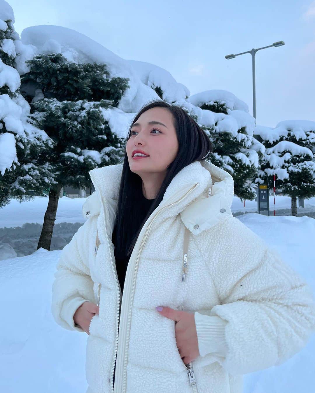 山賀琴子さんのインスタグラム写真 - (山賀琴子Instagram)「地元に帰ってきた❄️  白いふわふわダウンで北海道の寒さも怖くない！！  このお休みでは沢山食べます。 すでに食べてます。 幸せです💌」12月30日 19時01分 - kotokoyamaga
